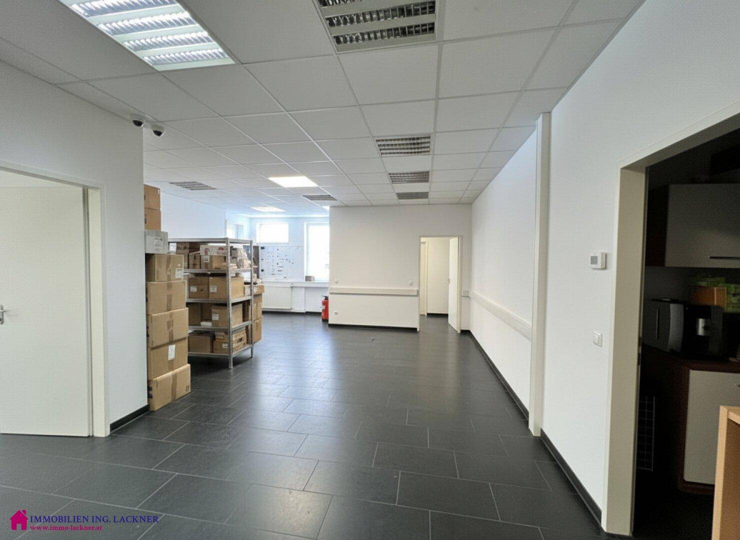 Gewerbefläche mit Lagerbereich, Flur und einer kleinen Teeküche, ideal für Büro und Logistik.