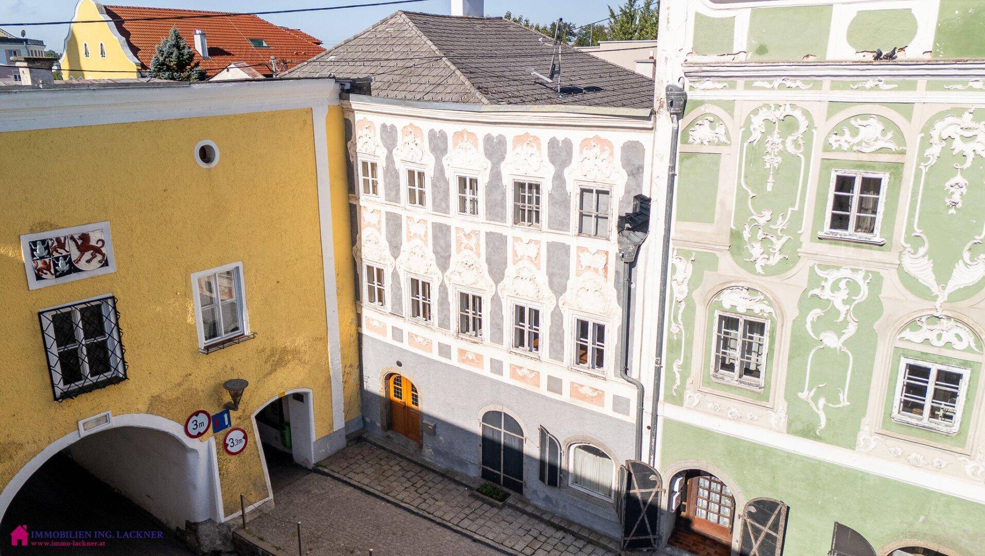 Historische Gebäudeansicht von oben mit detailreicher Fassade und traditionellem Dach.