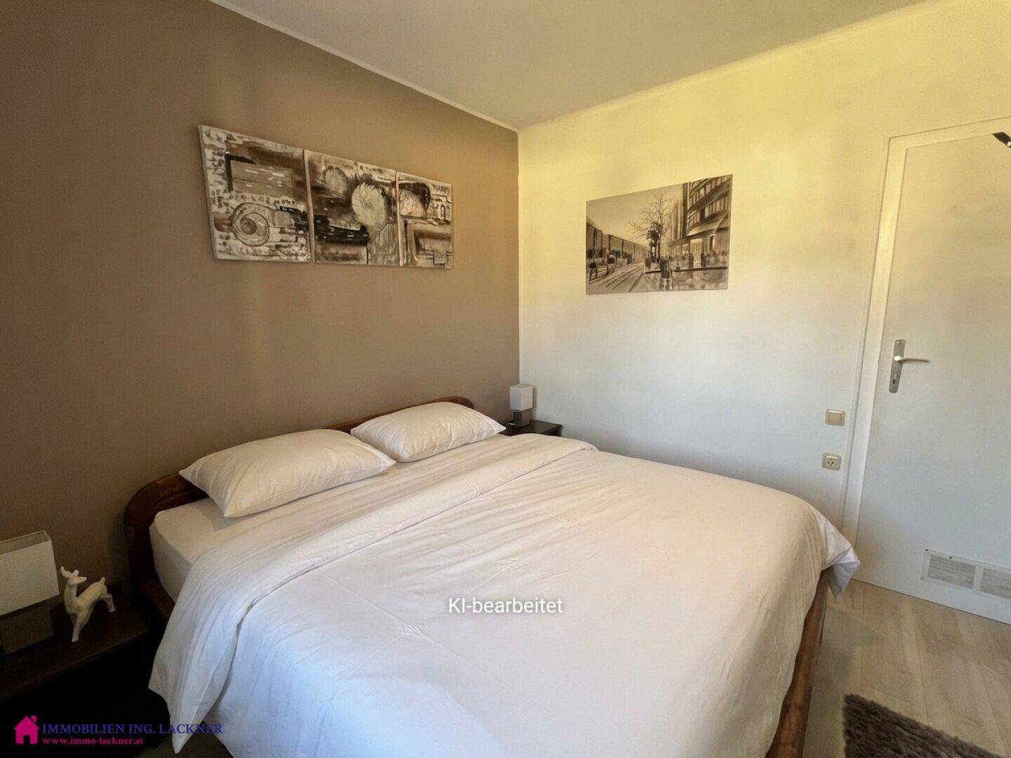Schlafzimmer mit Doppelbett und schlichter Einrichtung, ideal für erholsame Nächte.