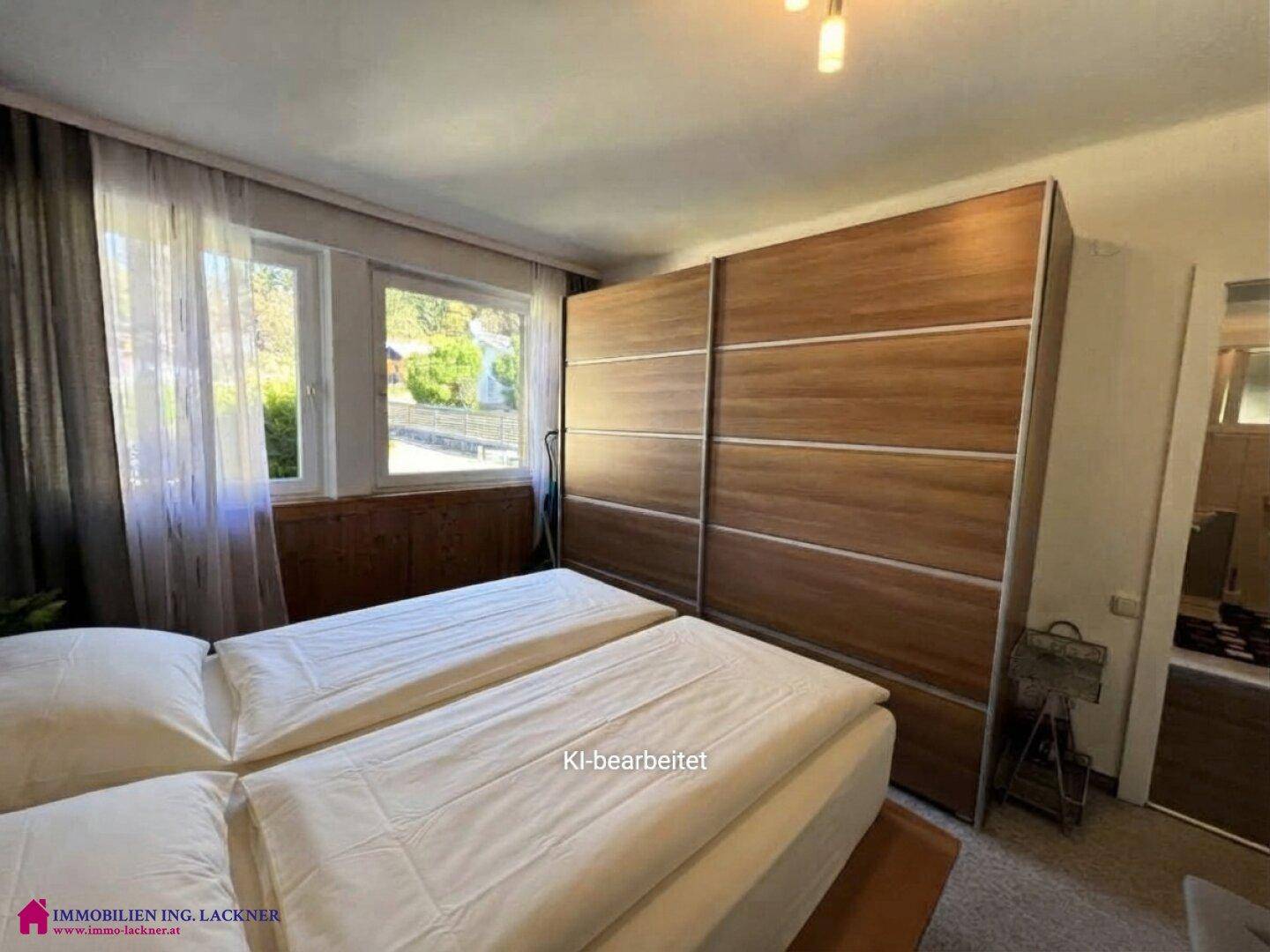 Geräumiges Schlafzimmer mit großem Schiebetürenschrank und hellem Boden.