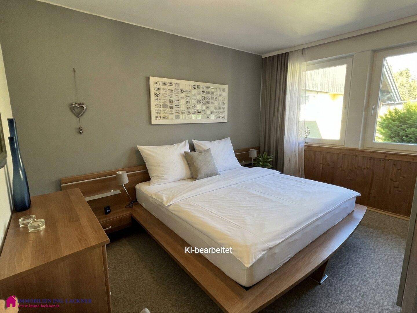 Modern eingerichtetes Schlafzimmer mit Doppelbett, Holzmöbeln und großen Fenstern.