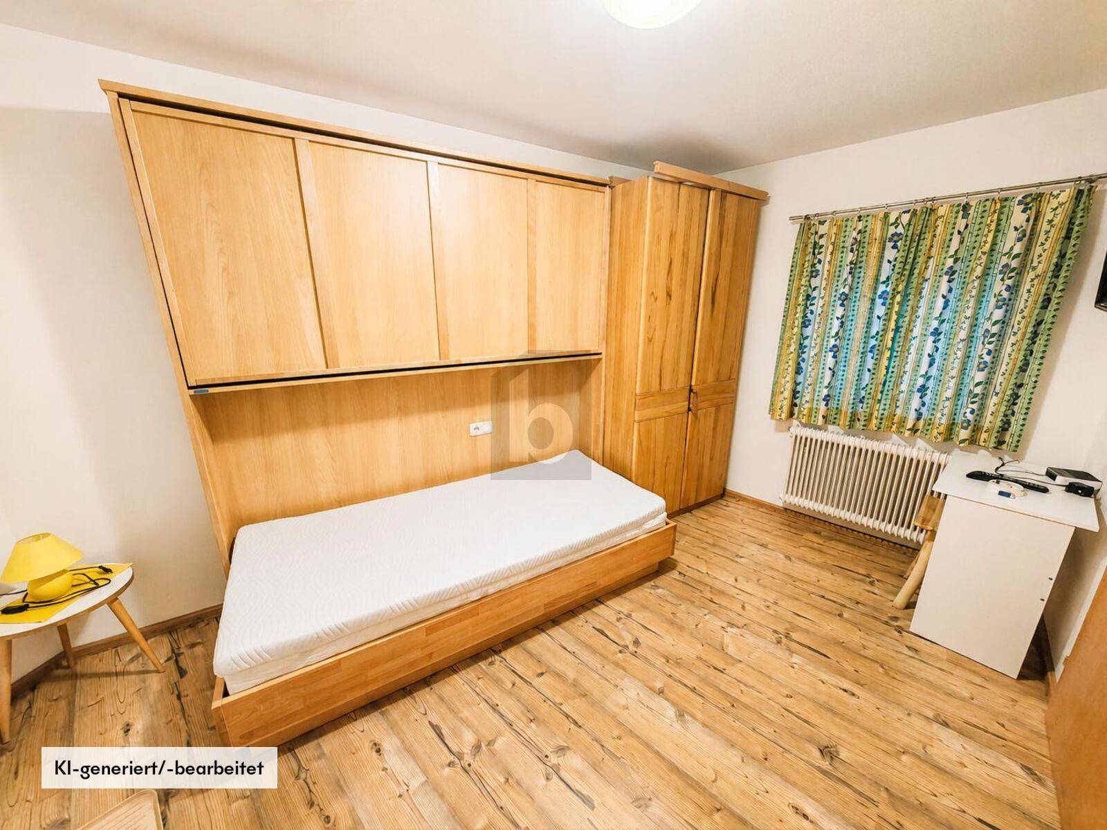 Zimmer mit einem ausklappbaren Einzelbett, integriert in eine Holzschrankwand und einem zusätzlichen Kleiderschrank.