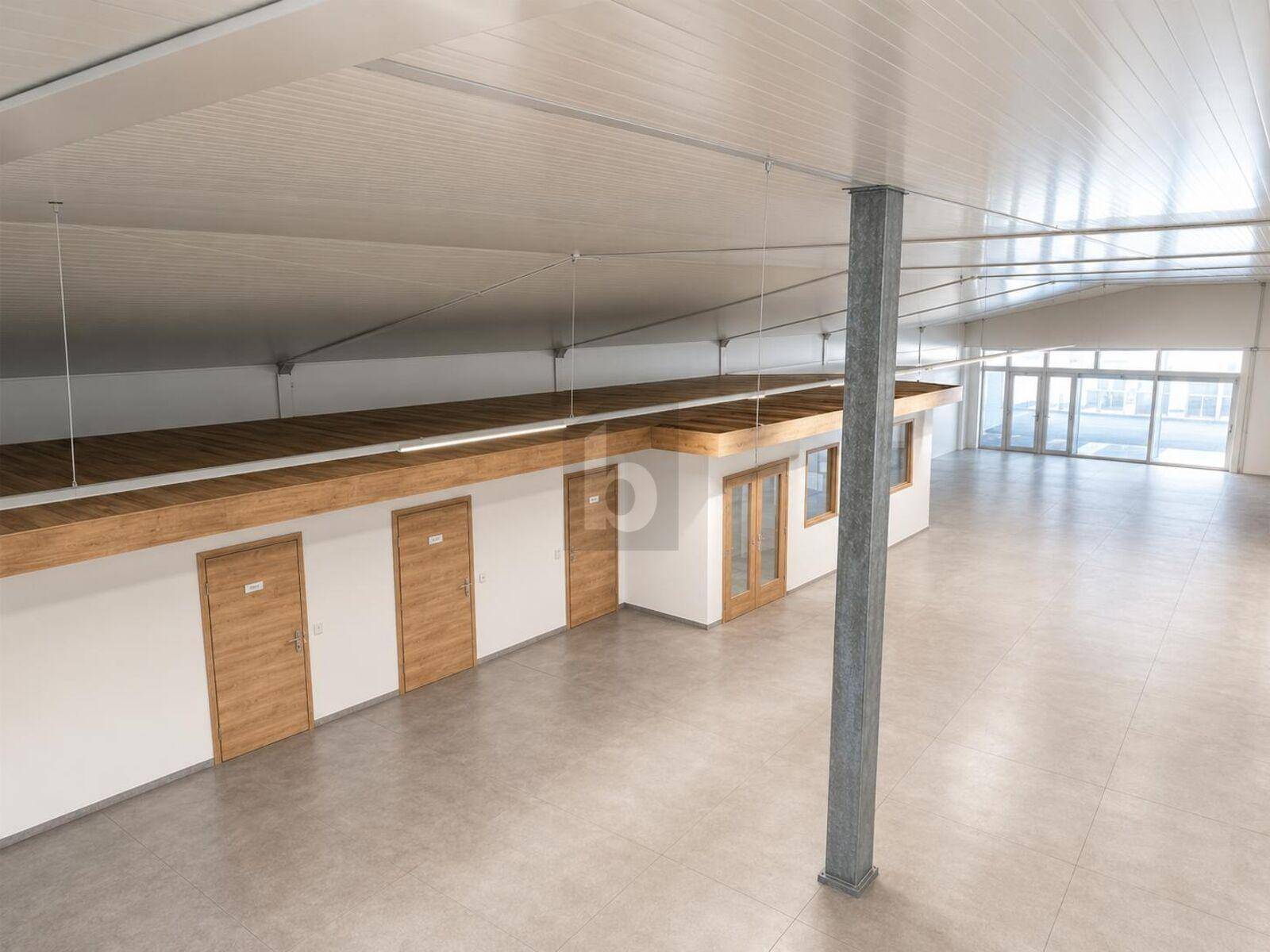 Geräumige Halle mit Fliesenboden, hohen Decken und Holzakzenten über den Türen, die viel Licht bietet.