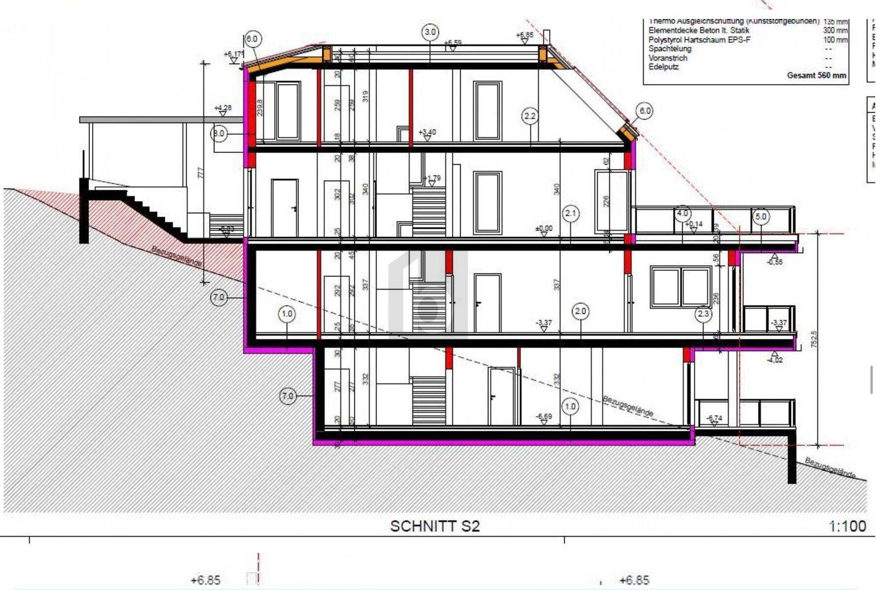 Architektonischer Schnittplan eines mehrstöckigen Gebäudes mit Hanglage und Dachschrägen.