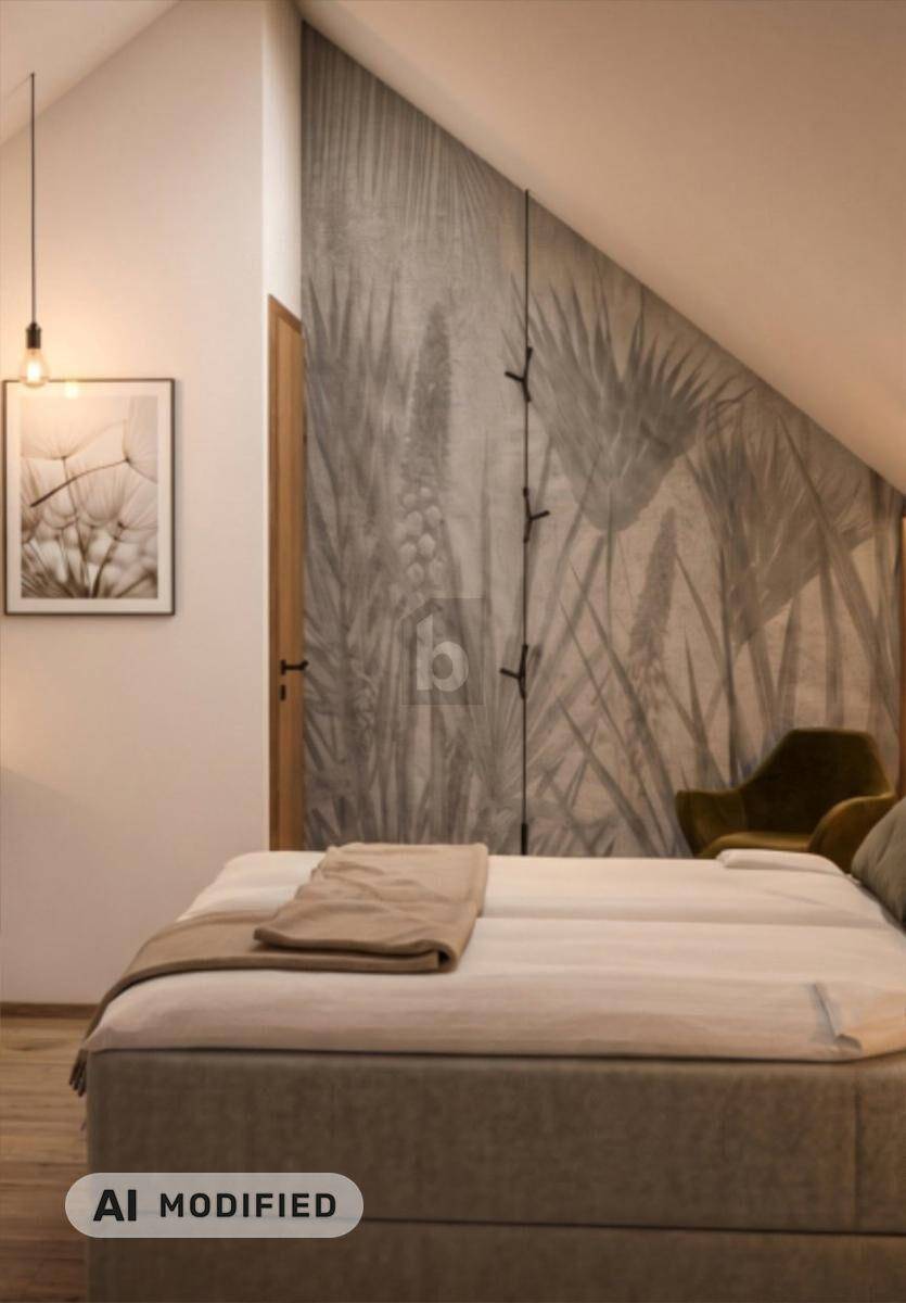 Gemütliches Schlafzimmer mit Dachschräge und dekorativer Tapete in neutralen Tönen.