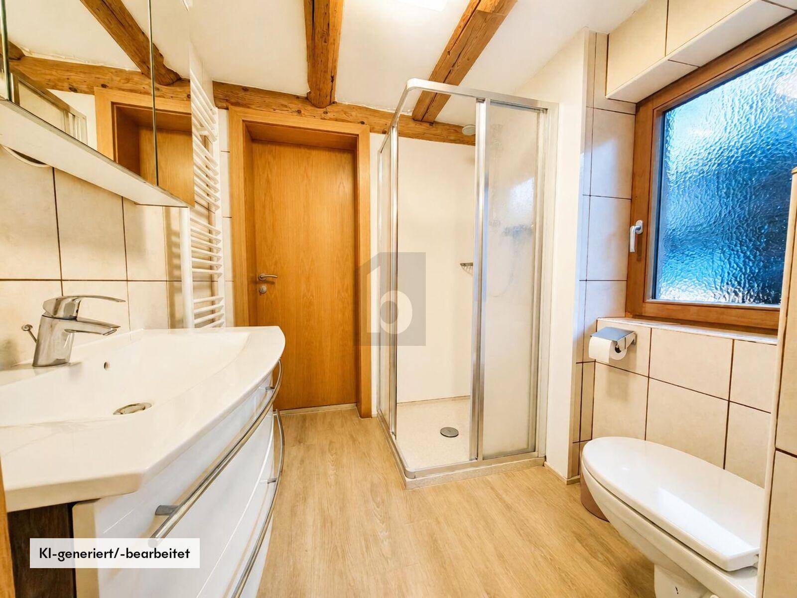 Badezimmer mit Dusche, Waschbecken, Toilette und sichtbaren Holzbalken an der Decke.