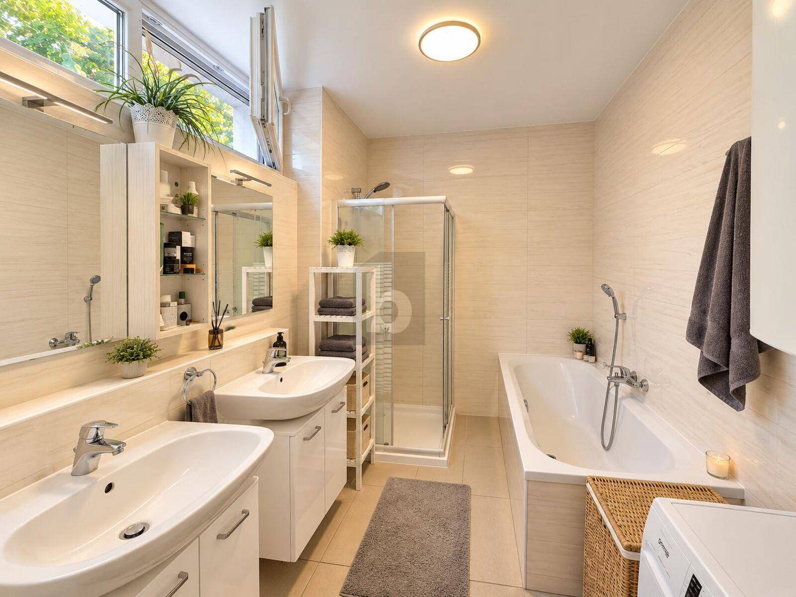 Modernes Badezimmer mit Doppelwaschbecken, Dusche, Badewanne und Fenster für Tageslicht.