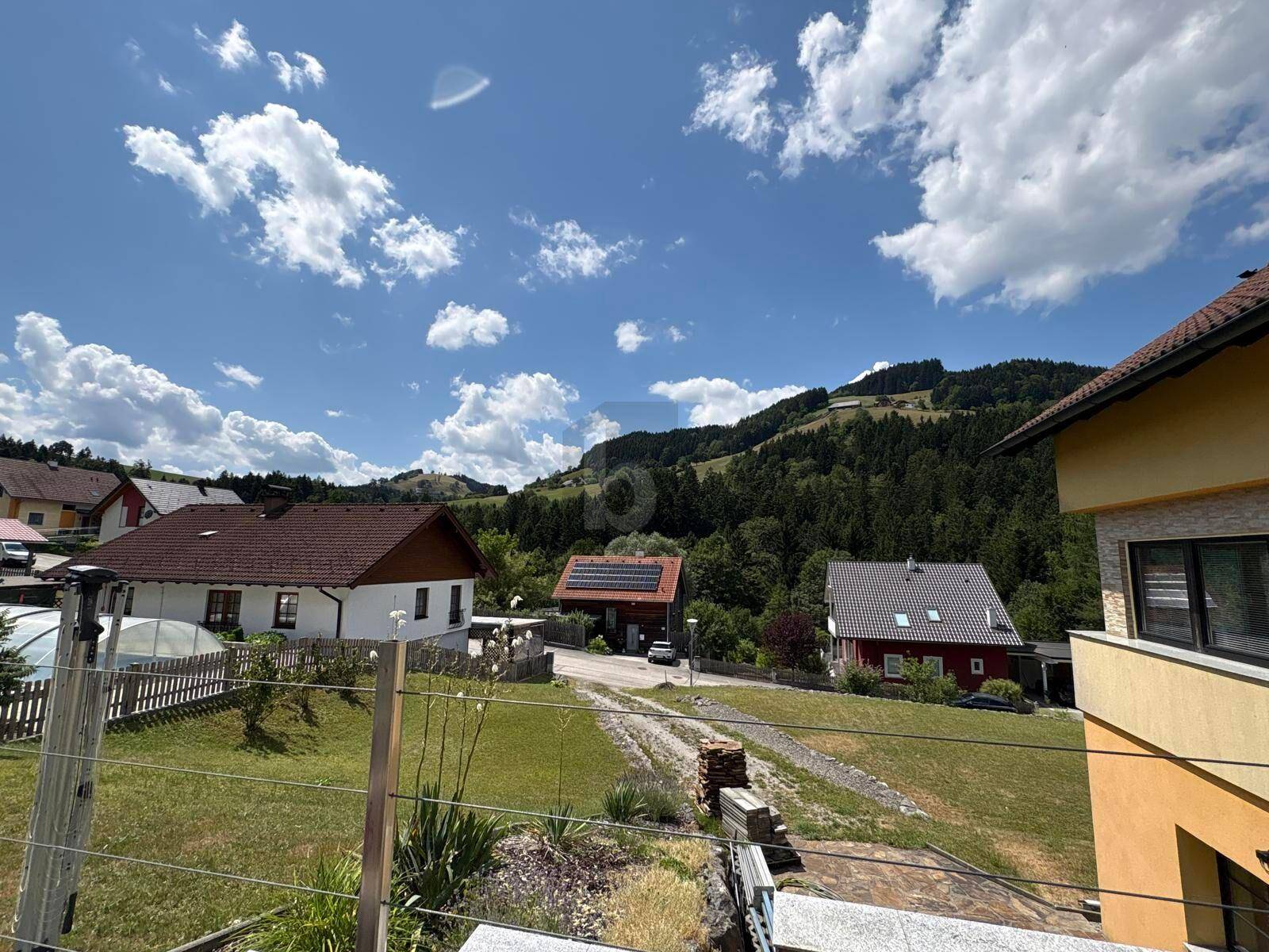 Weitläufiger Blick über die Nachbarschaft und die umliegende grüne Hügellandschaft.