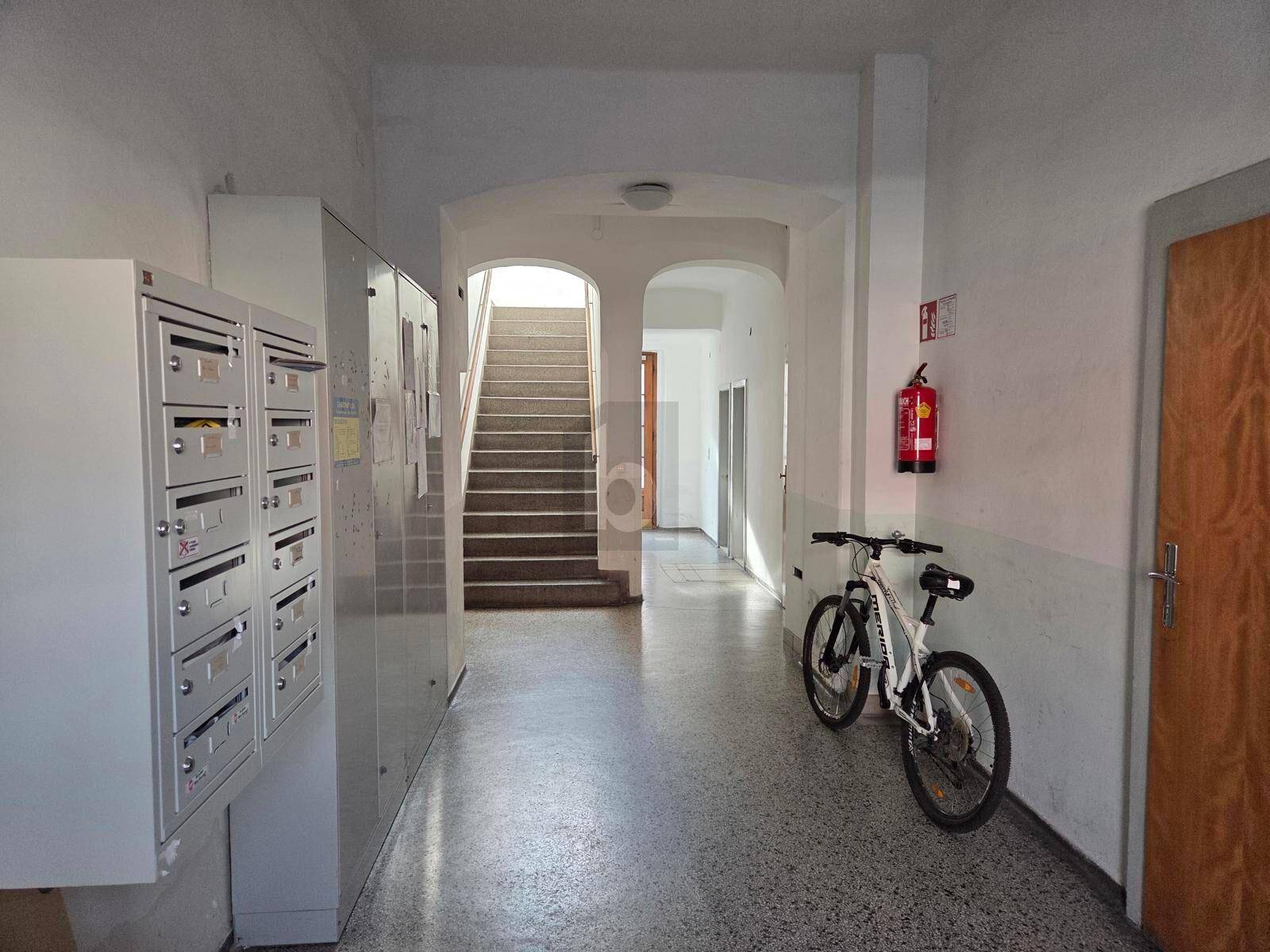 Gemeinschaftlicher Eingangsbereich mit Briefkästen, Treppenhaus und Fahrradabstellmöglichkeit.