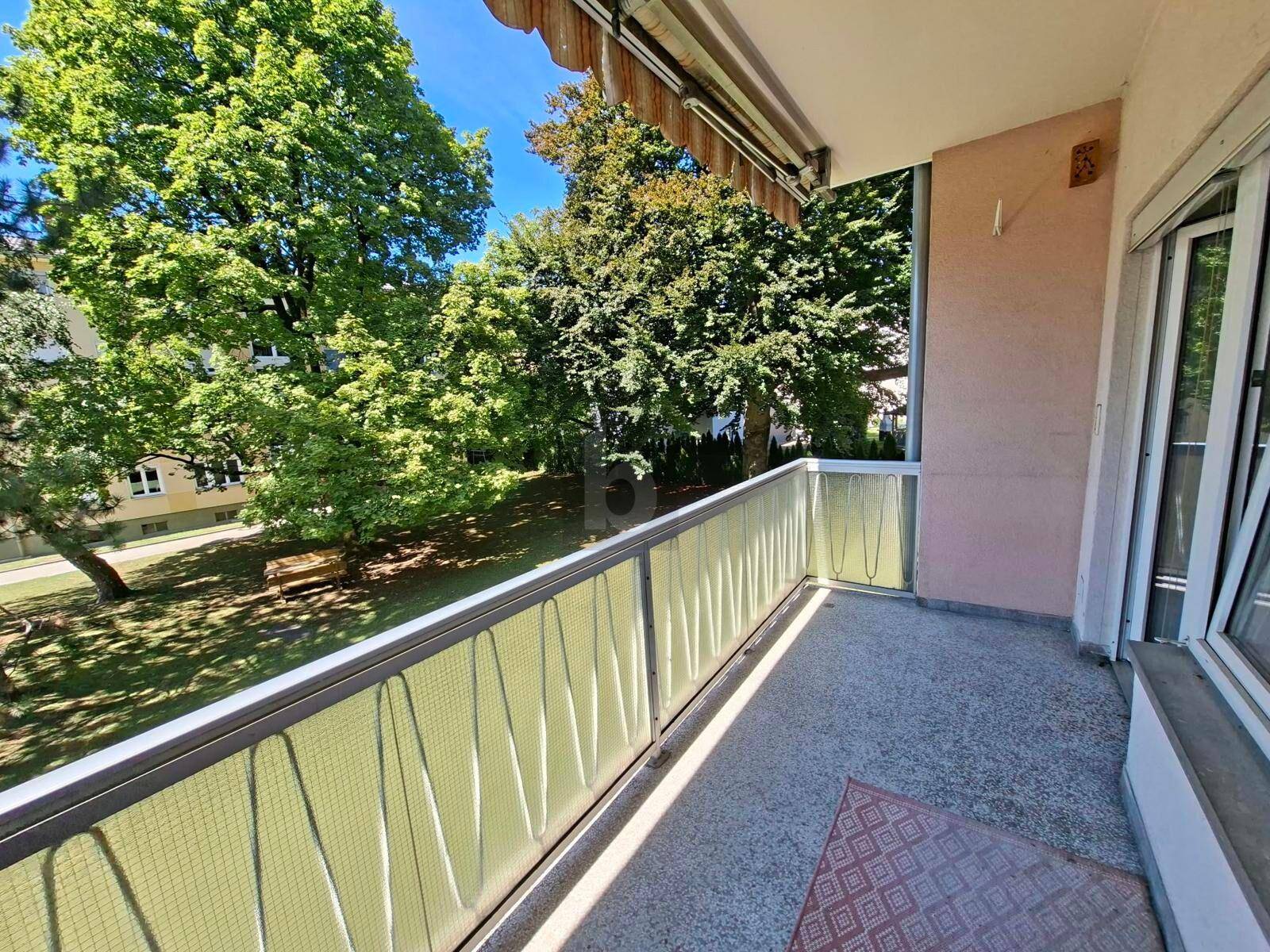 Balkon mit Blick ins Grüne, umgeben von Bäumen und einer ruhigen Umgebung.