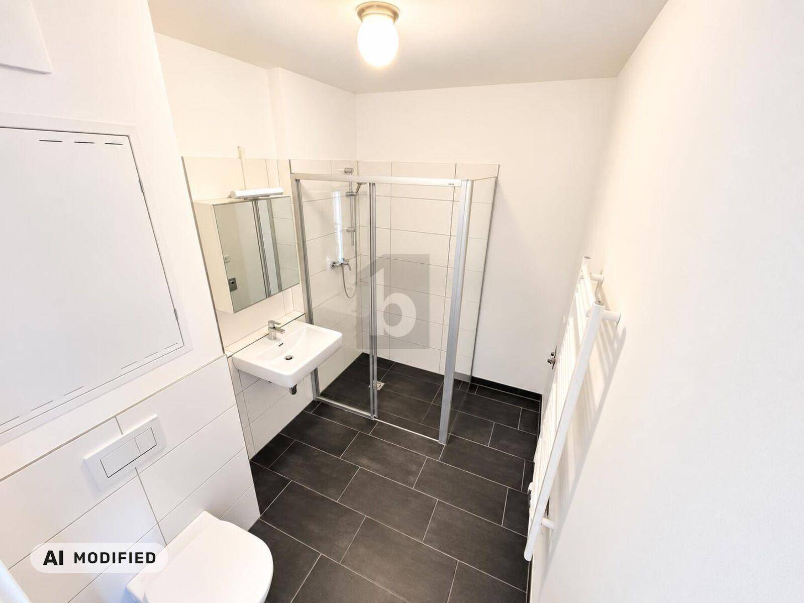 Modernes Badezimmer mit ebenerdiger Dusche, Wand-WC und dunklen Bodenfliesen.