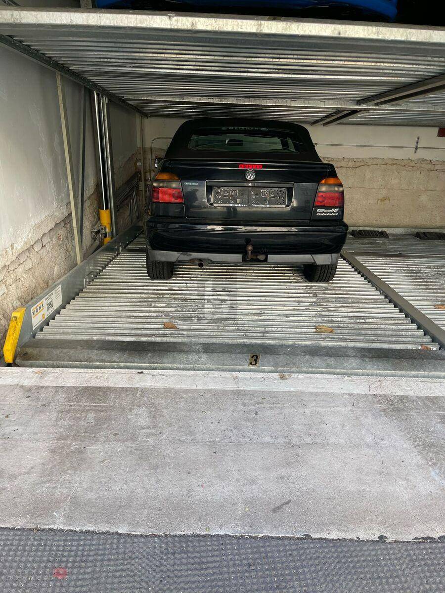 Nahaufnahme eines Autos auf der unteren Ebene eines Parksystems.