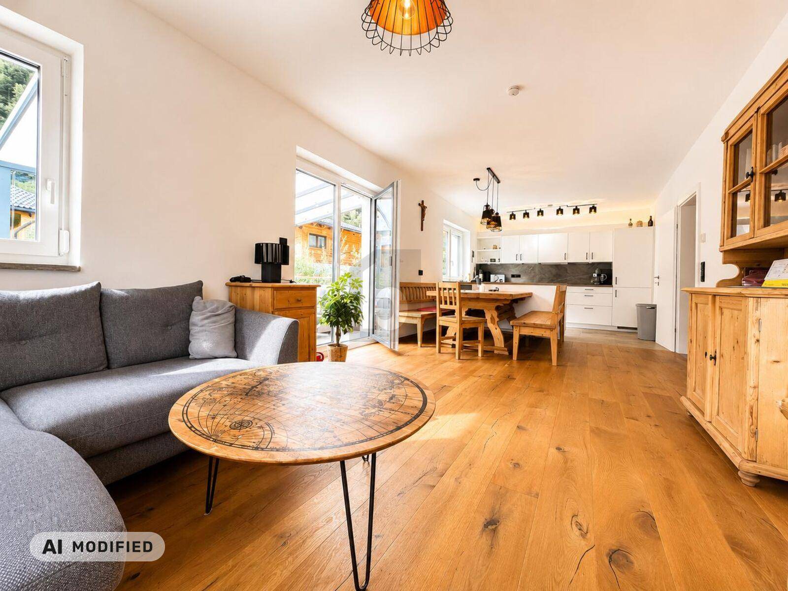 Heller offener Wohn- und Essbereich mit Holzboden, gemütlichem Sofa und Zugang zur Terrasse.