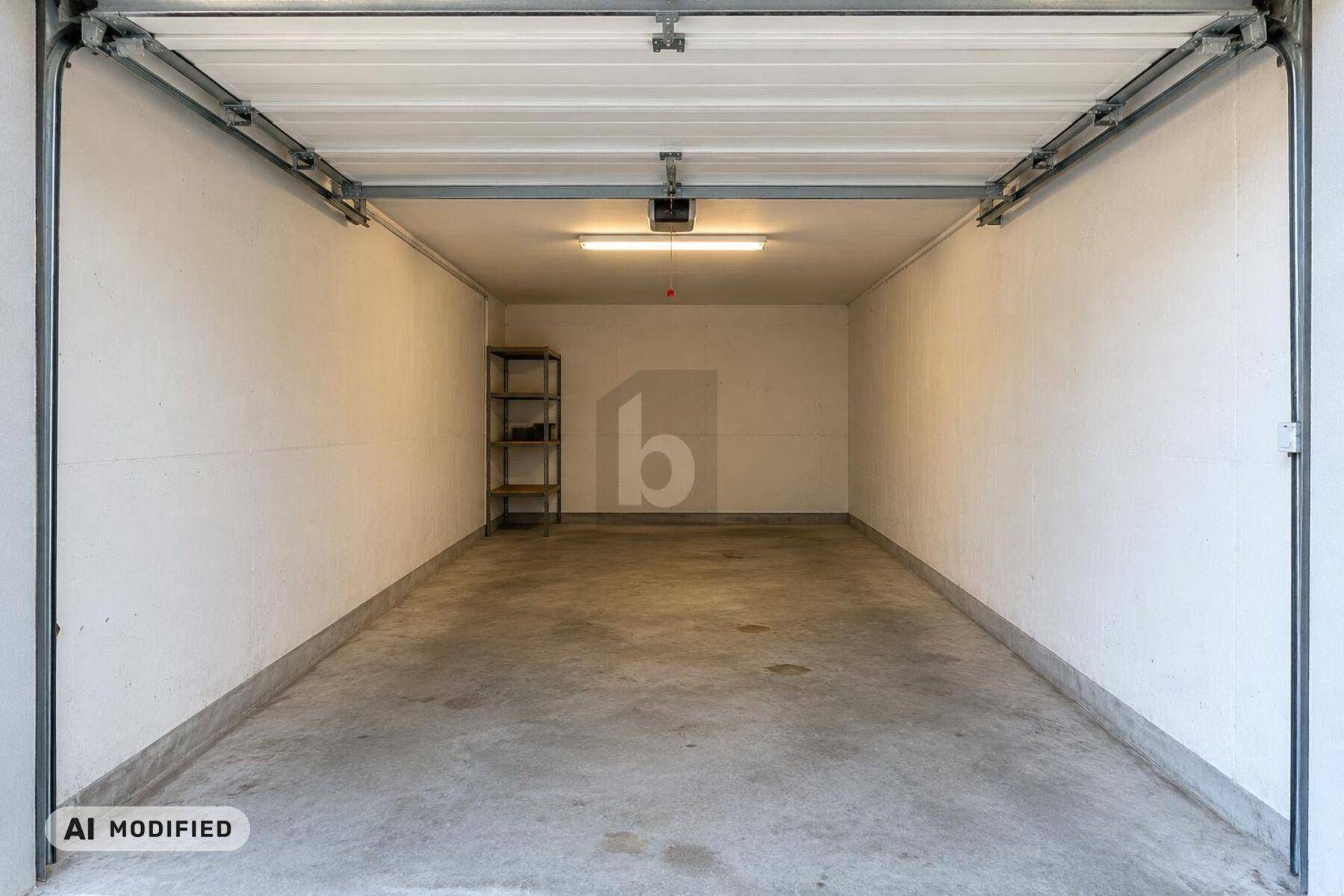 Leere Garage mit Betonboden und einem Regal im hinteren Bereich, bereit zur Nutzung.