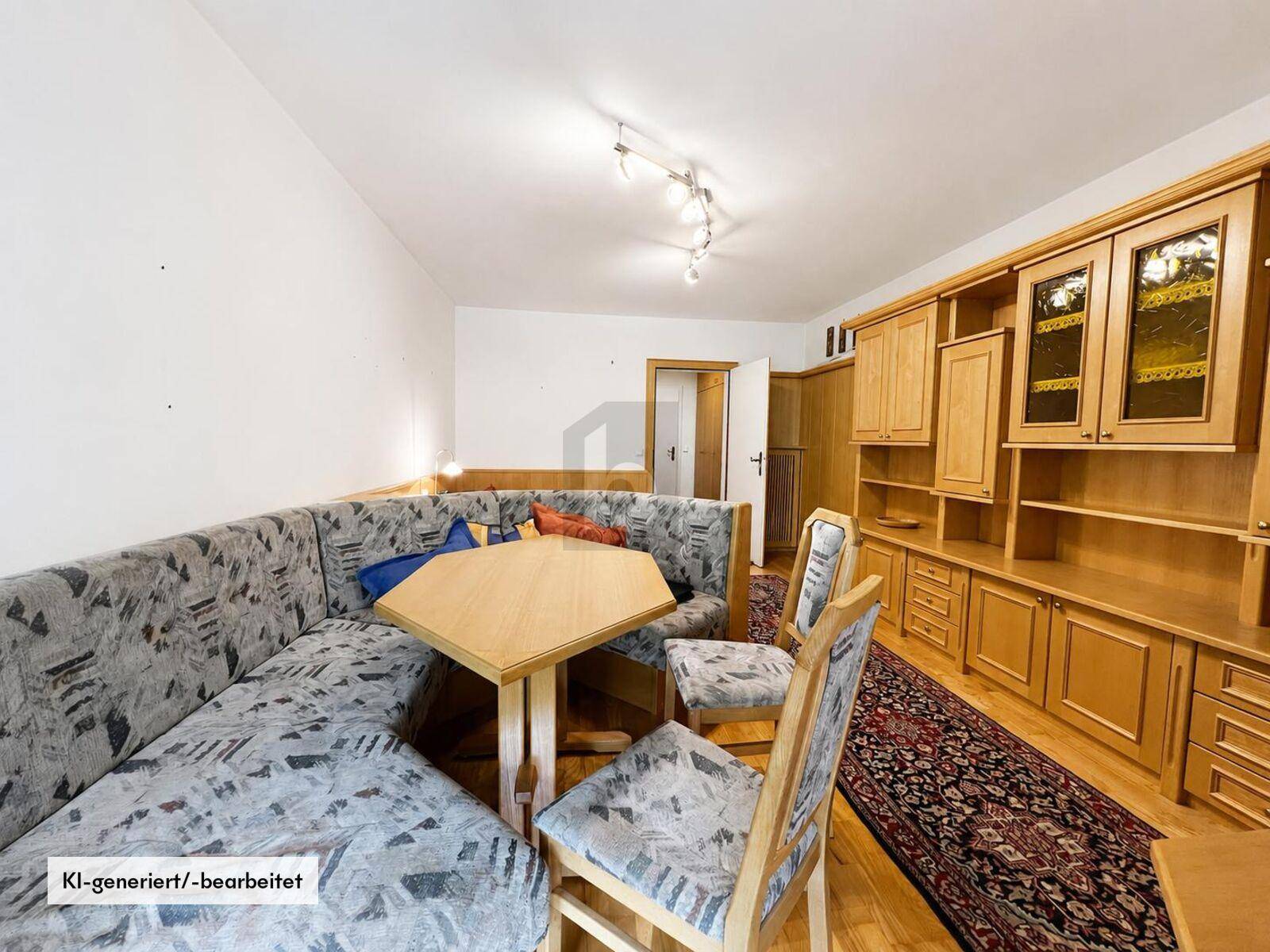Essbereich mit Eckbank und Holztisch, angrenzend an den Wohnbereich mit Holzmöbeln.