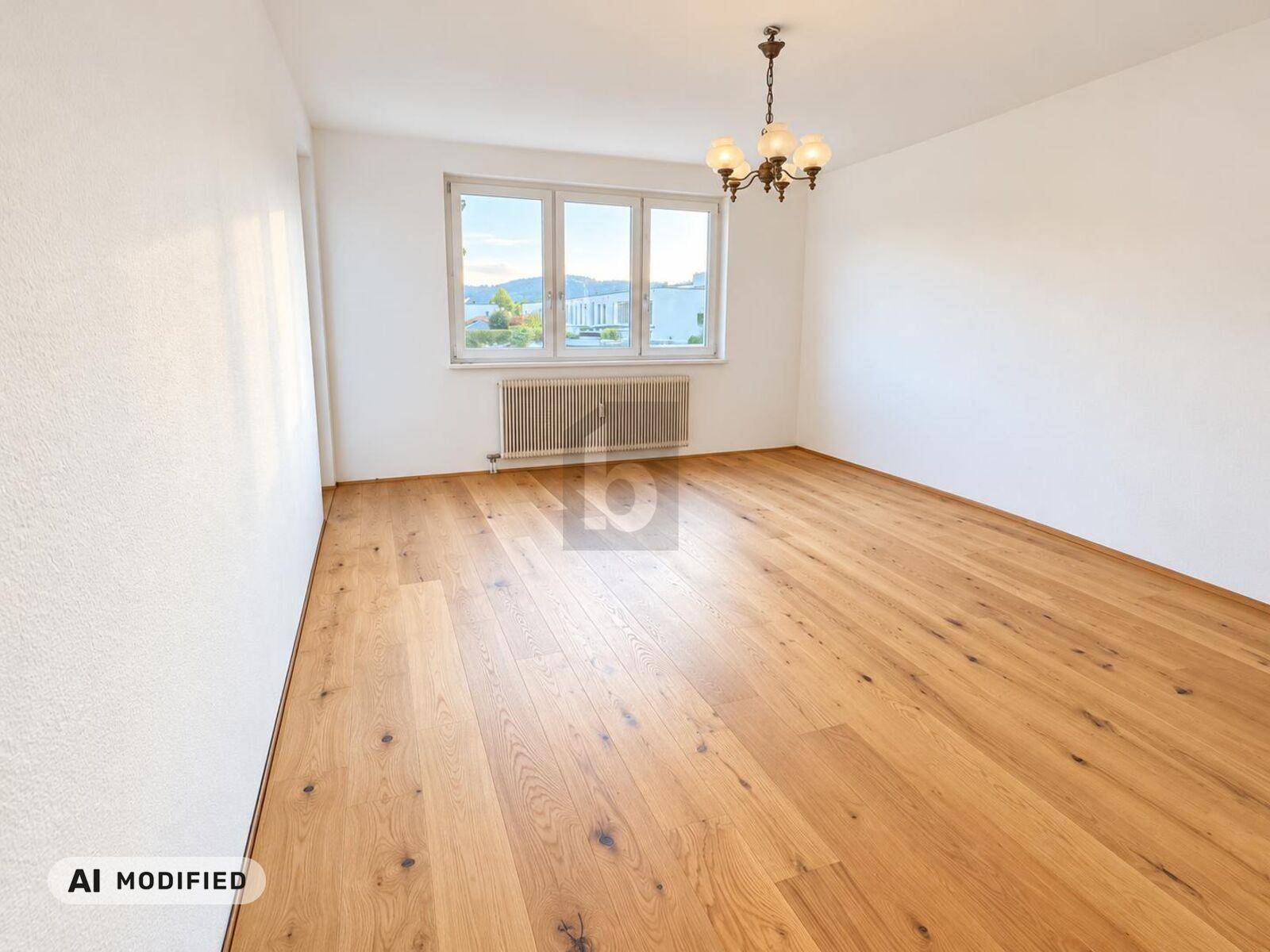 Geräumiges, helles Zimmer mit Holzparkettboden und großem Fenster mit Weitblick.