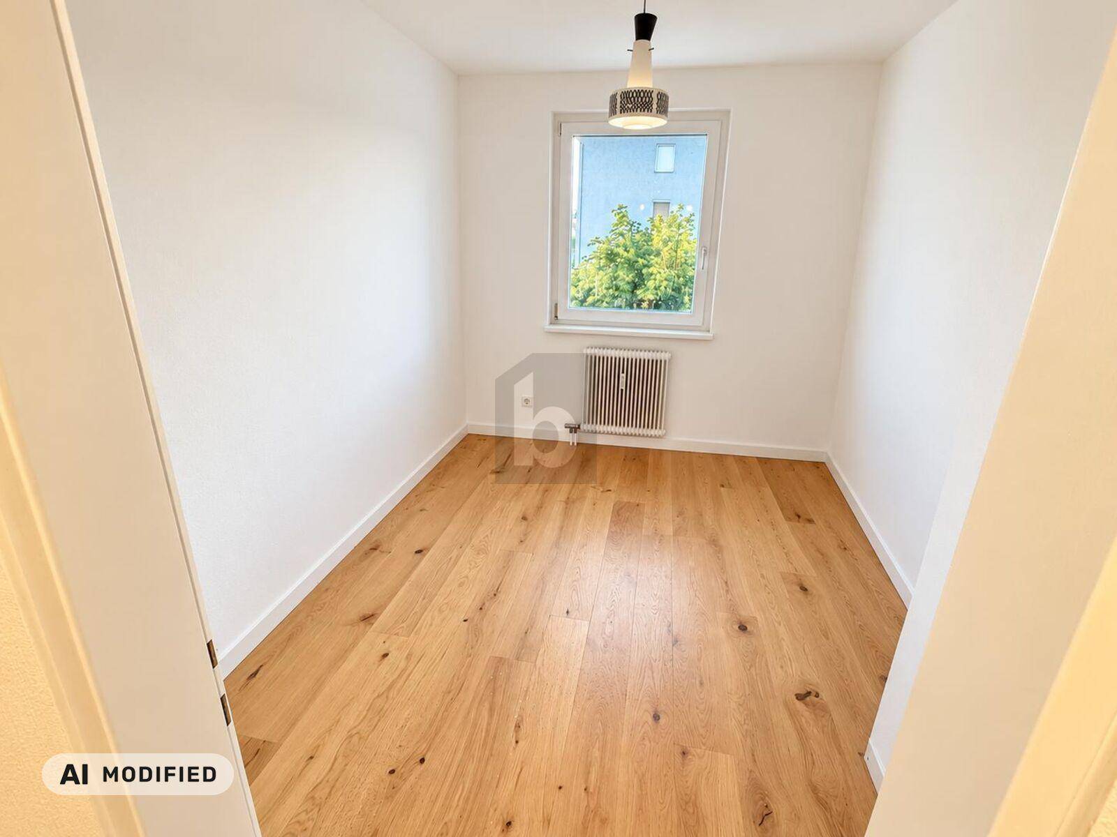 Freundliches Zimmer mit hellem Holzparkettboden und Blick ins Grüne durch das Fenster.