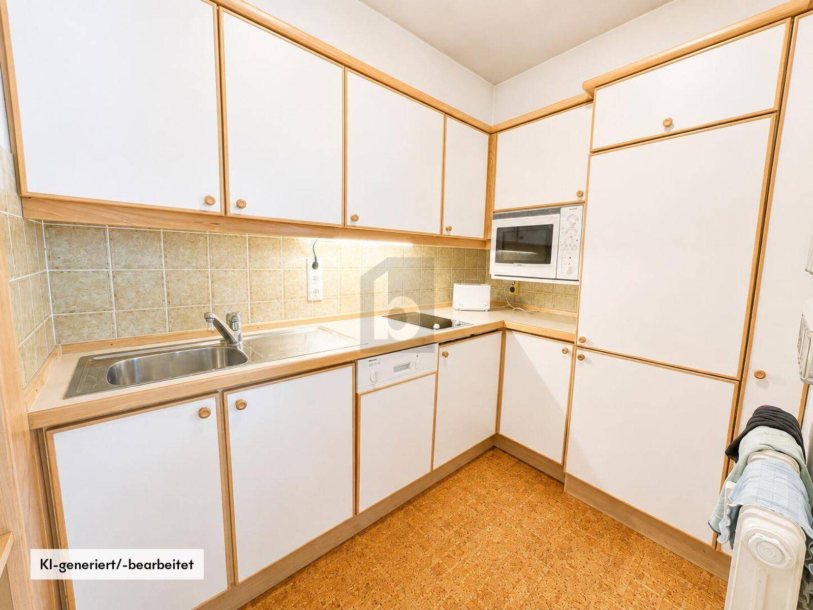 Kleine Küche mit weißen Schränken, Holzakzenten, integrierten Geräten und Korkboden.