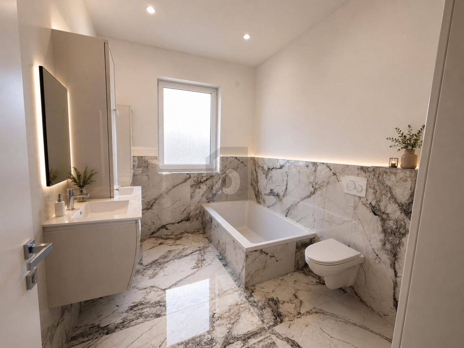 Elegantes Badezimmer mit Marmorfliesen, Badewanne, modernem Waschtisch und Fenster für Tageslicht.