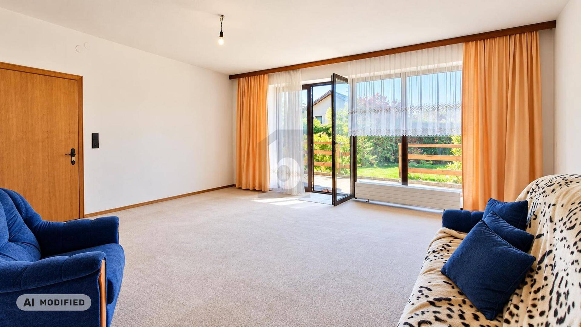 Helles Wohnzimmer mit Teppichboden, großen Fenstern und Zugang zum Garten.
