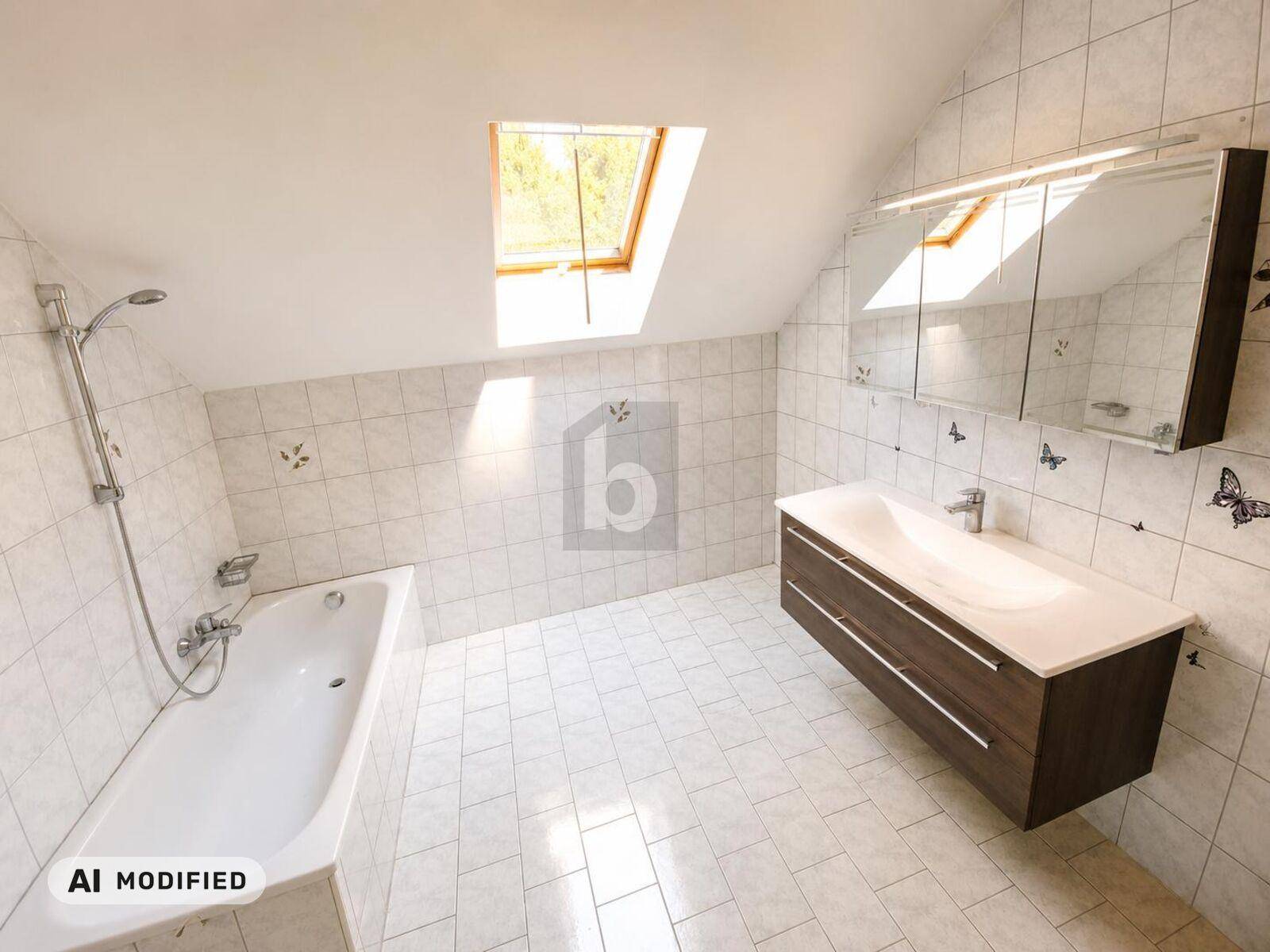 Helles Badezimmer mit Badewanne, Waschtisch und Dachfenster unter einer Dachschräge.