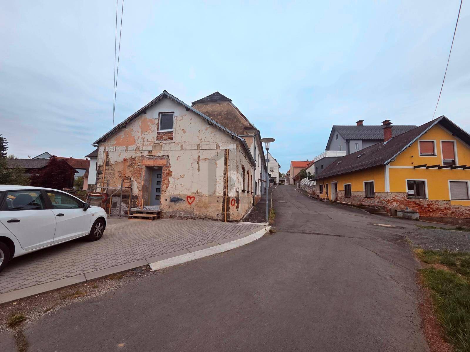 SANIERUNGSOBJEKT IN ATTRAKTIVER LAGE MIT VIEL PLATZ UND MÖGLICHKEITEN - Ansicht 3