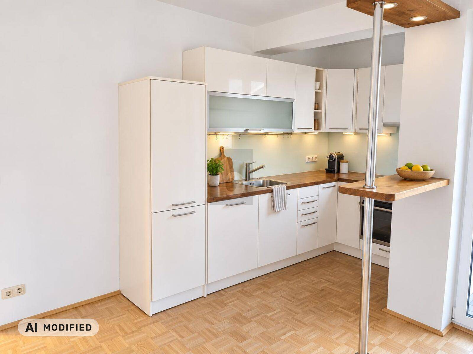 Helle, moderne Küche mit weißen Hochglanzschränken, Holzarbeitsplatten und einem kleinen Frühstücksbereich.