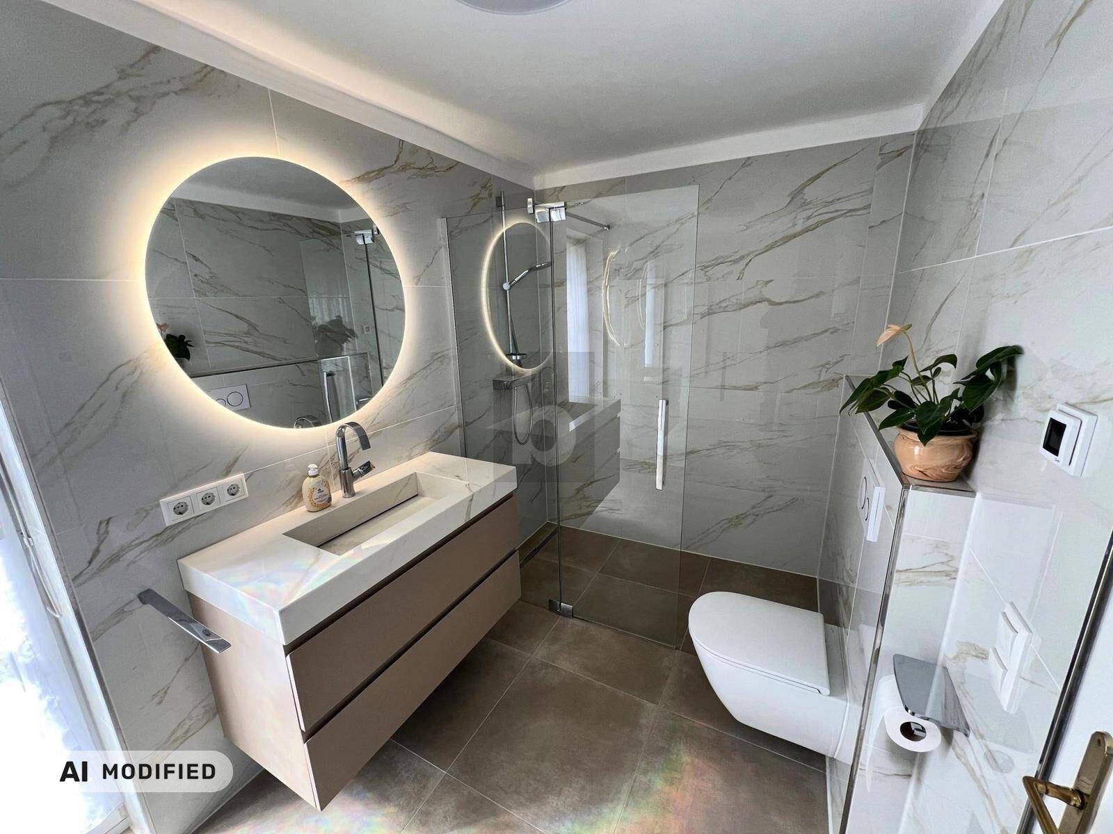 Modernes Badezimmer mit großformatigen Fliesen, beleuchtetem Spiegel und ebenerdiger Dusche.
