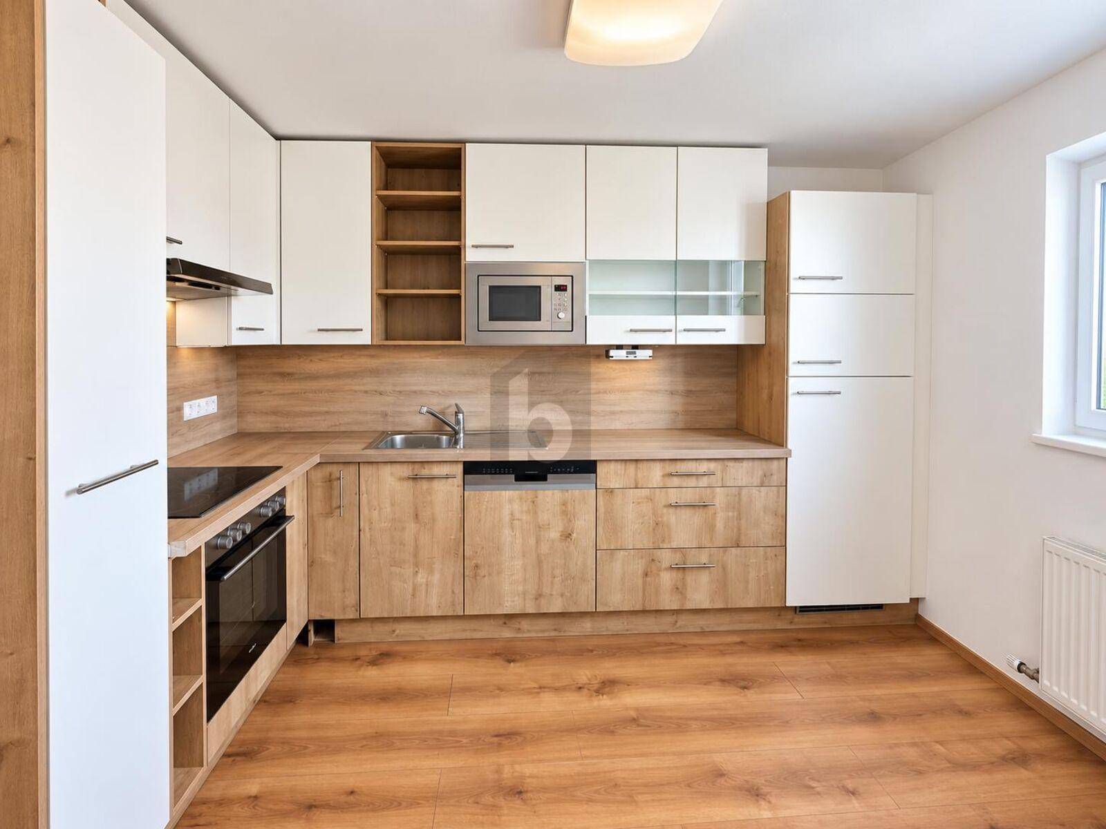 Moderne Einbauküche mit hellen Fronten, Holzakzenten und integrierten Geräten.