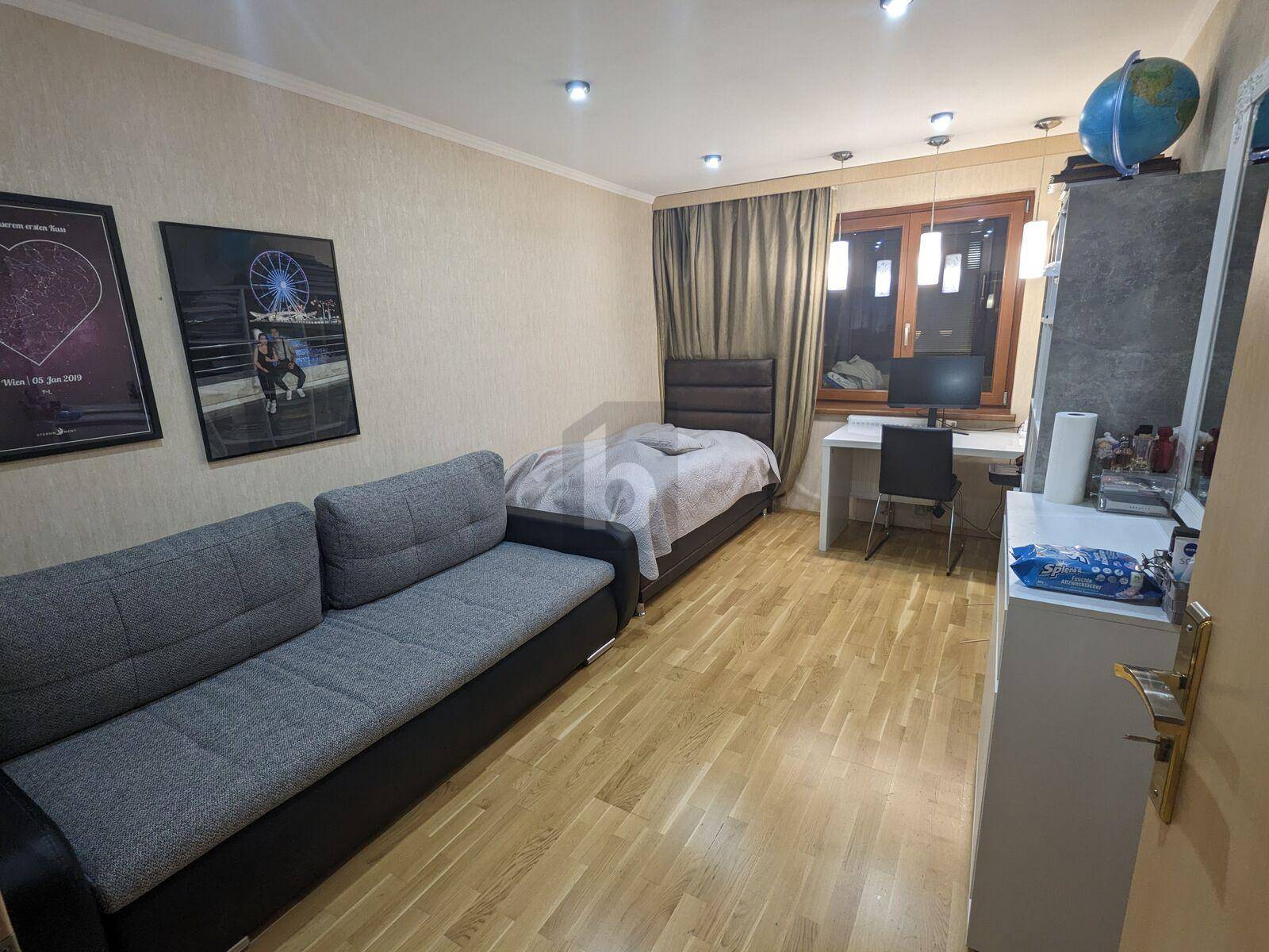 Schlafzimmer mit Einzelbett, Sofa und Schreibtisch, ideal als Jugendzimmer oder Gästezimmer.