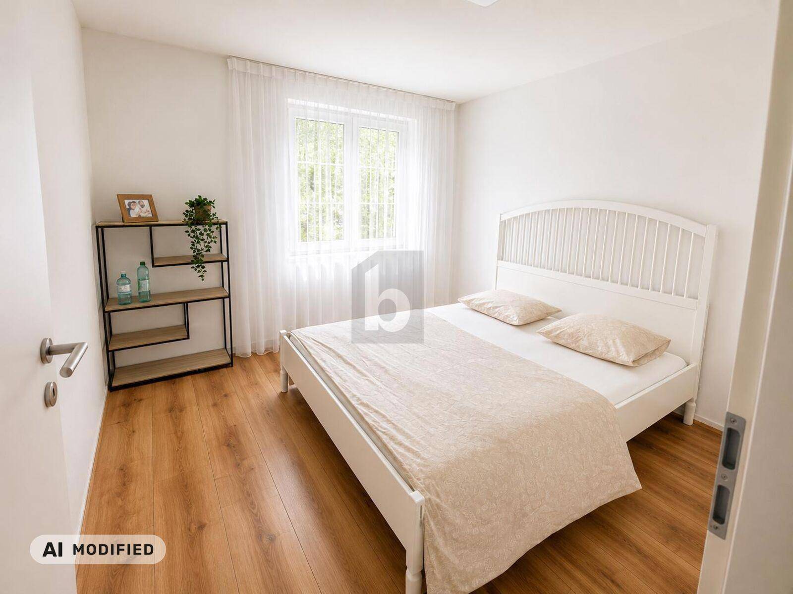 Helles Schlafzimmer mit Holzboden, weißem Bett und einem Fenster mit Blick ins Grüne.