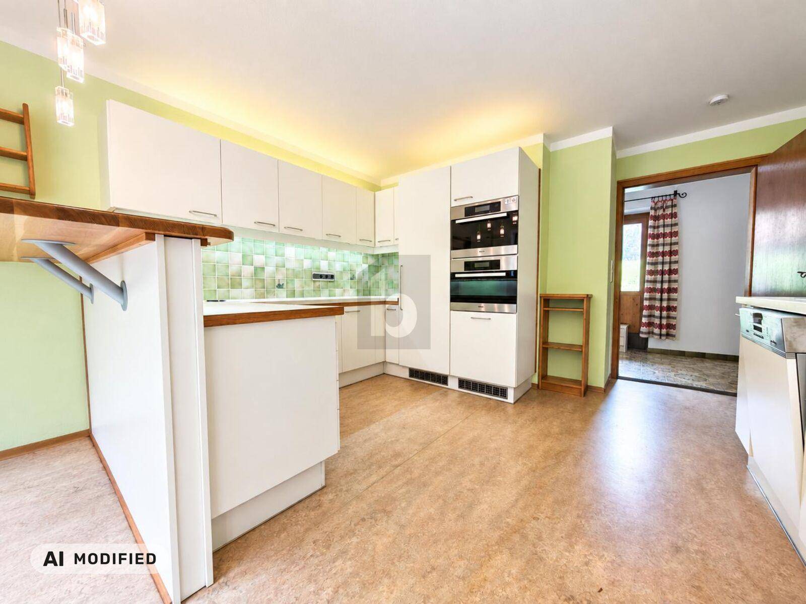 Moderne Küche mit weißen Einbauschränken, integrierten Öfen und Frühstücksbar.