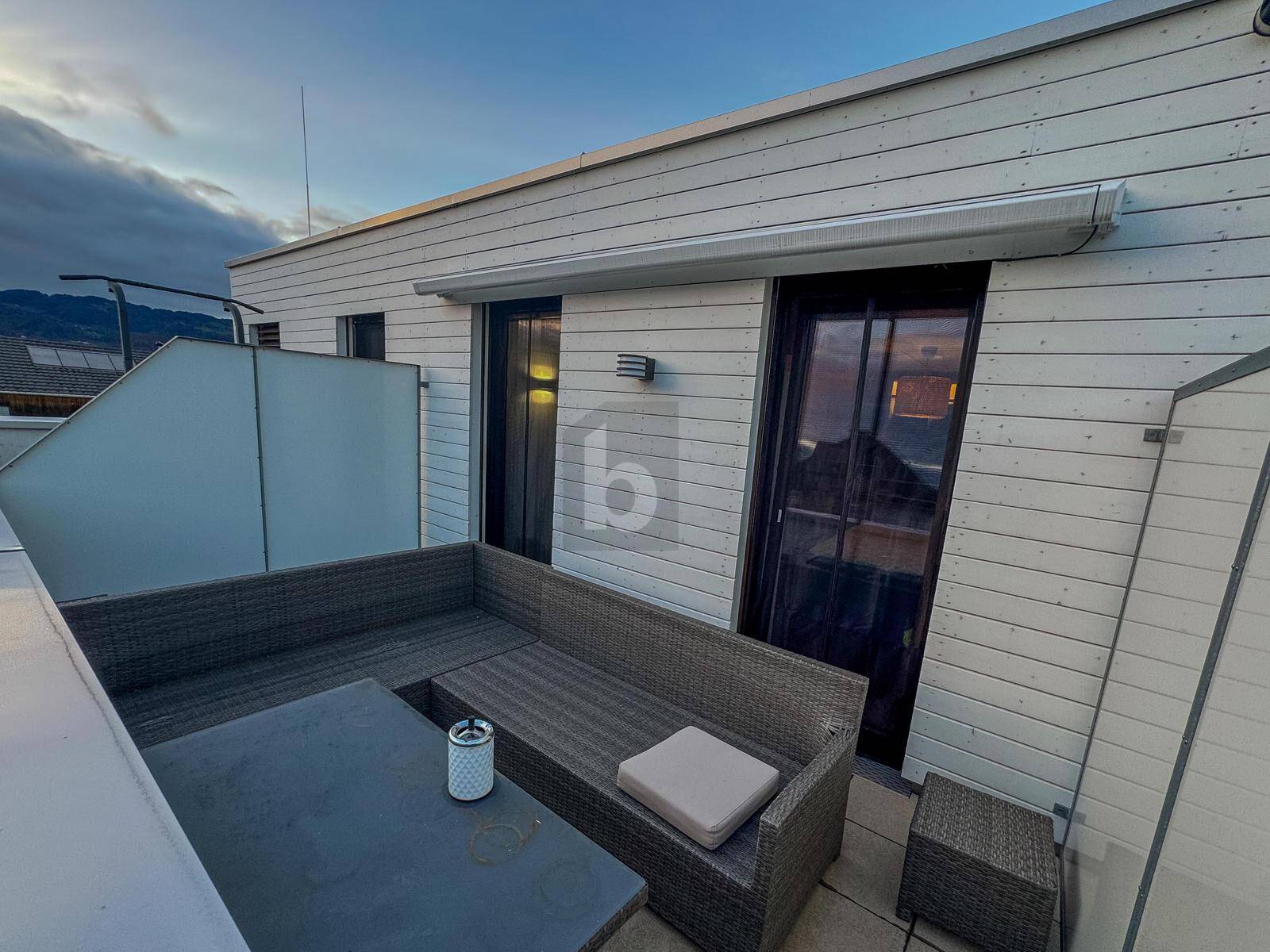 Dachterrasse mit Lounge-Möbeln und weitem Blick über die Umgebung.