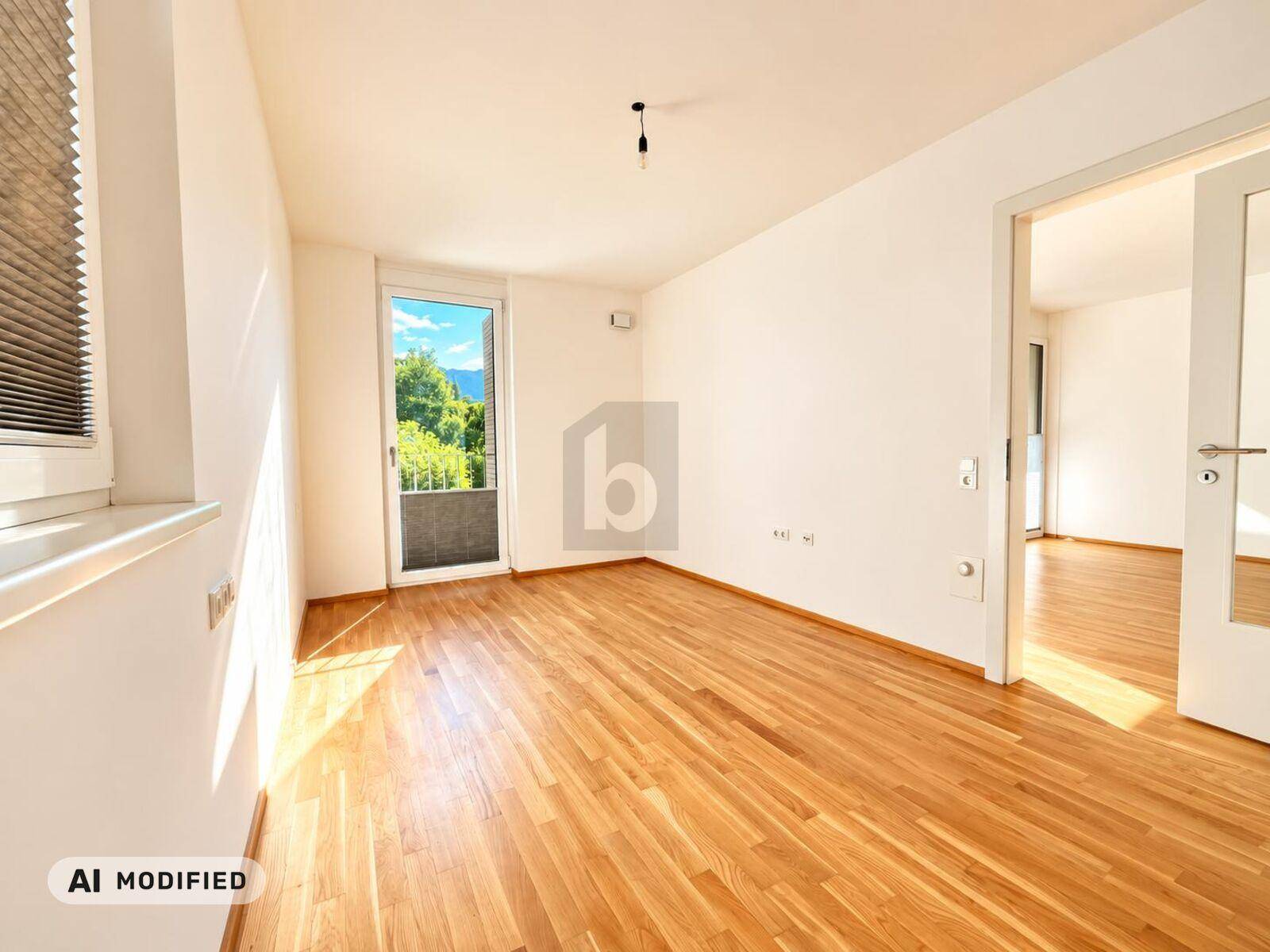Lichtdurchfluteter Raum mit Holzboden und Zugang zu einem Balkon, ideal als Wohn- oder Schlafzimmer.