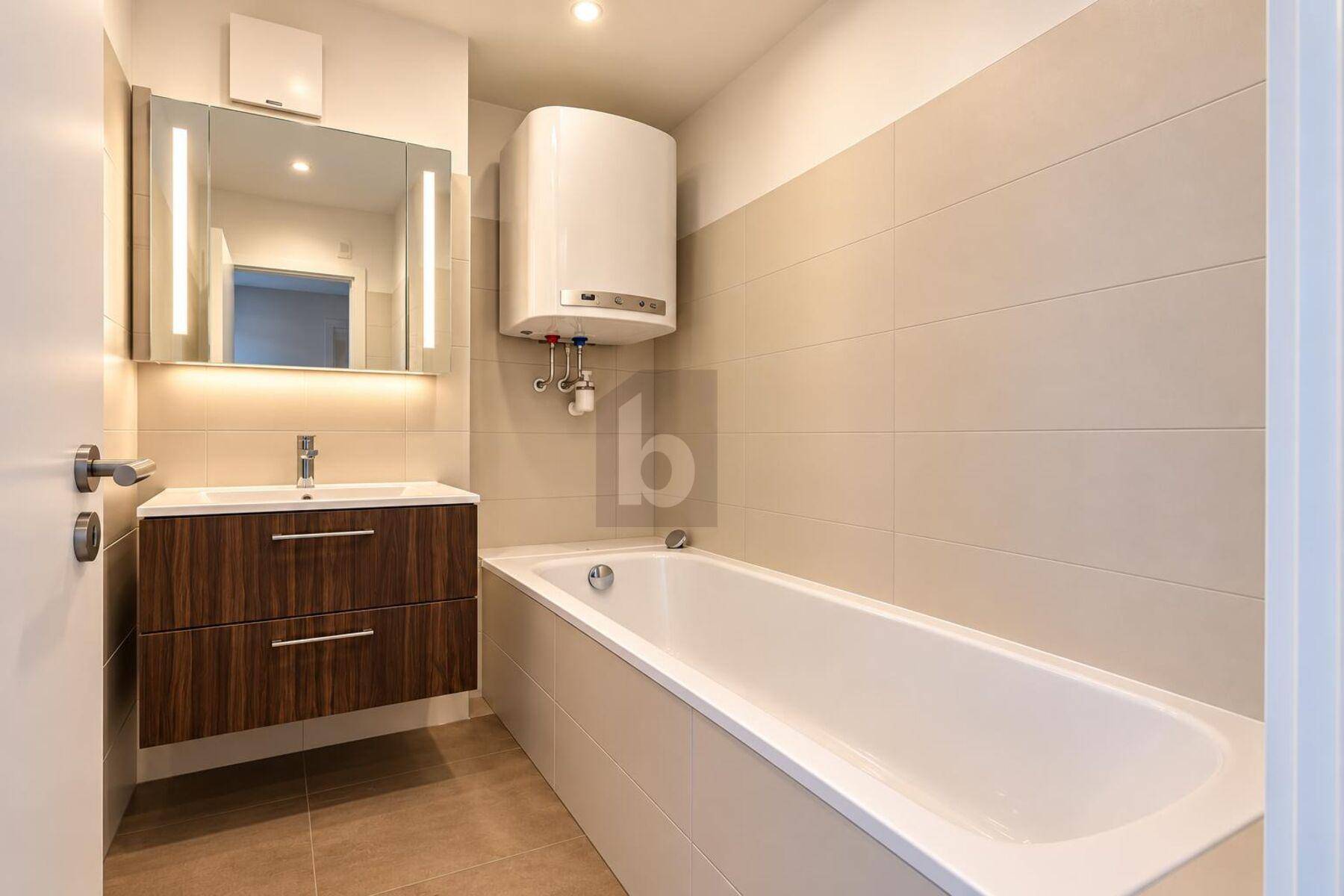Modernes Badezimmer mit Badewanne, Waschbeckenunterschrank, Spiegelschrank und Wandfliesen.