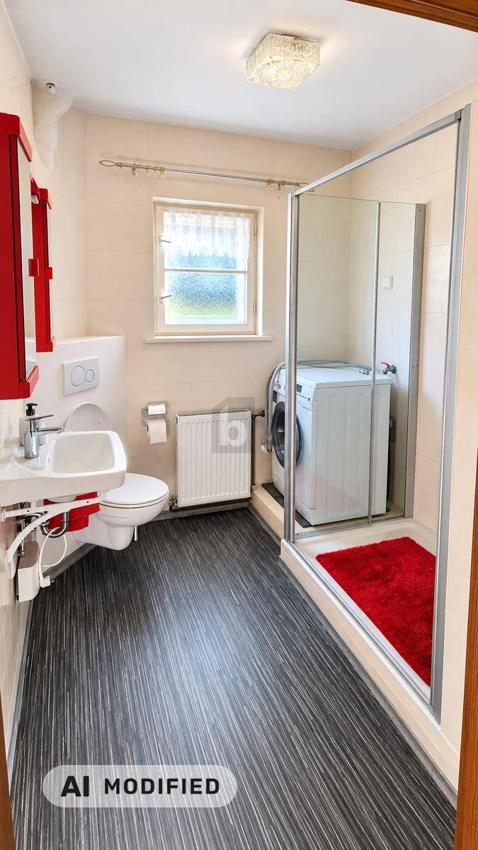 Modernes Badezimmer mit Dusche, Waschmaschine und Fenster.