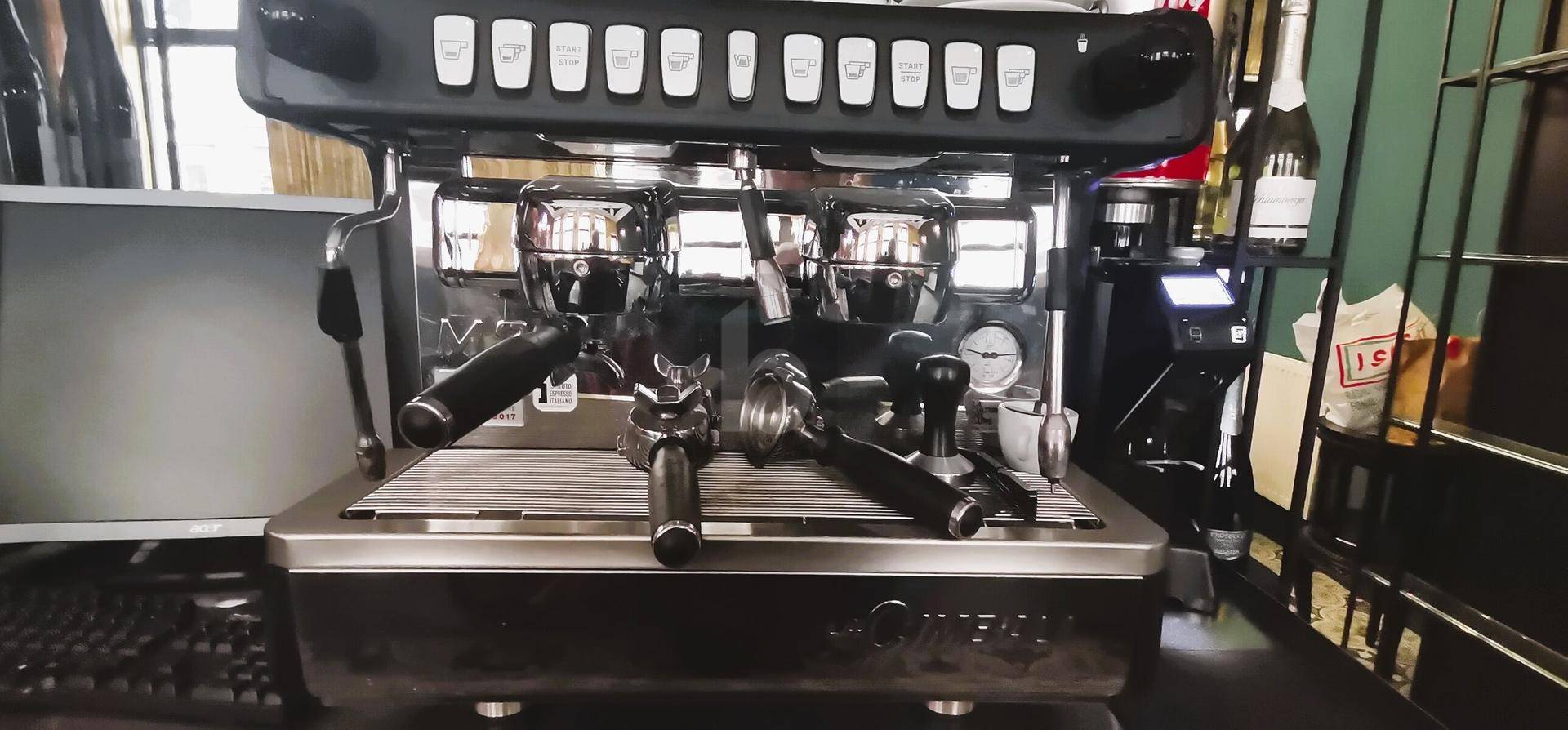 Professionelle Espressomaschine mit mehreren Brühgruppen, bereit für den Einsatz in einer Bar oder Küche.