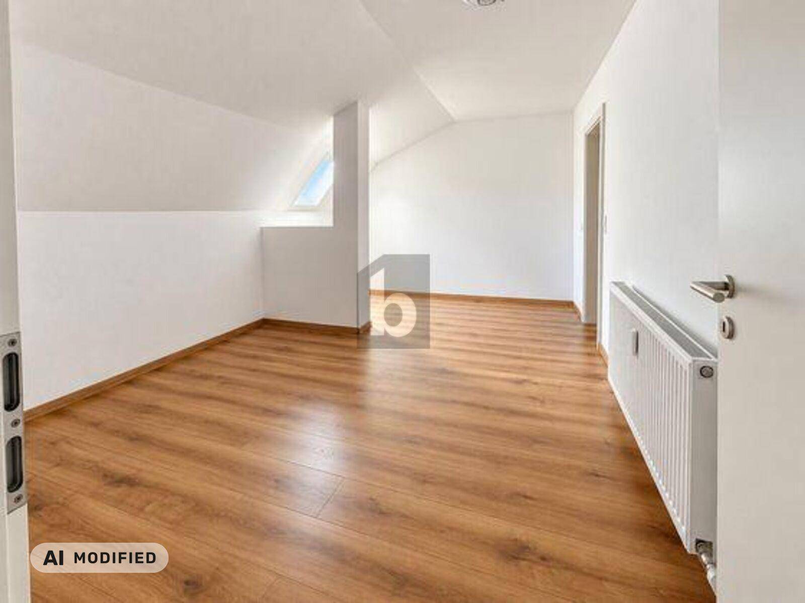 Geräumiges Zimmer mit Laminatboden, Dachschräge und Dachfenster für viel Tageslicht.
