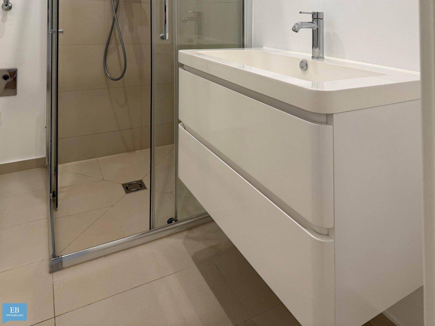 Eleganter Waschtisch mit modernem Wasserhahn und integriertem Unterschrank im Badezimmer.