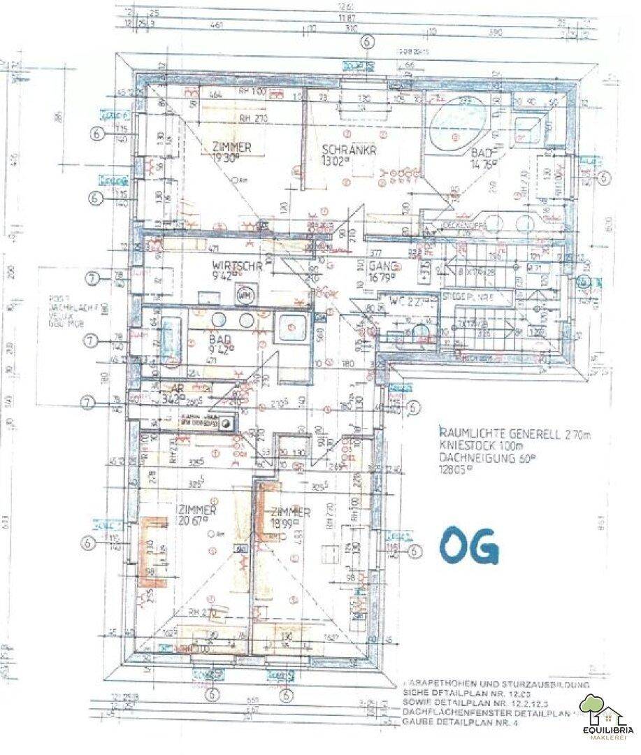 Grundriss des Obergeschosses mit mehreren Zimmern, Bädern und Dachschrägen.