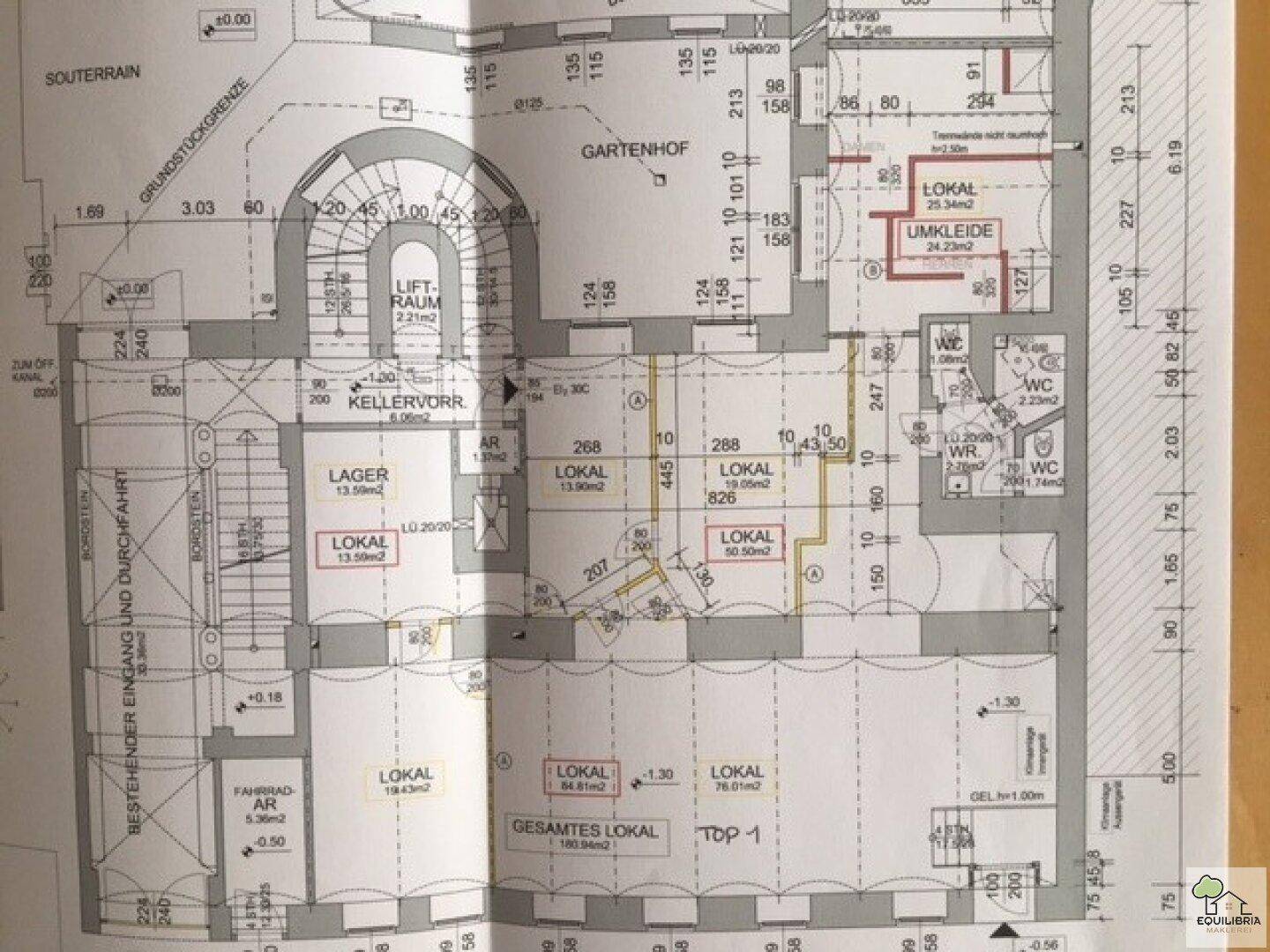 Detaillierter Grundriss des Erdgeschosses mit verschiedenen Räumen und einem Gartenhof.