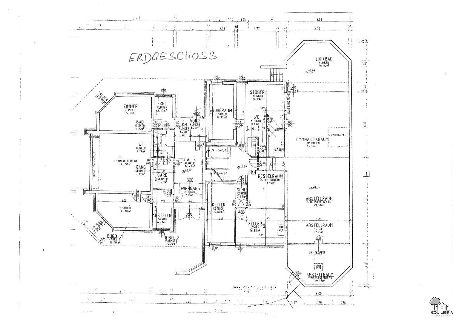 Grundriss des Erdgeschosses mit mehreren Zimmern, Bad, Küche, Sauna und Gymnastikraum.