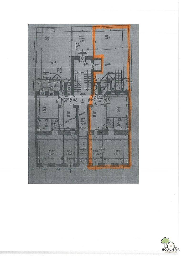 Grundrissplan einer Etage mit mehreren Wohneinheiten, Treppenhaus und Balkonen.