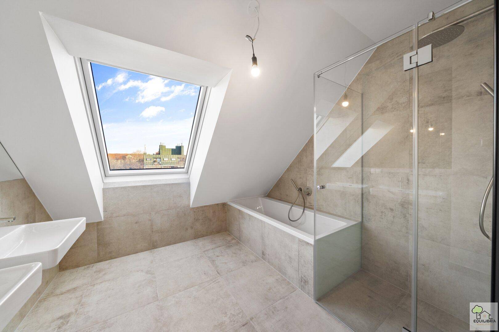 Modernes Badezimmer mit Doppelwaschbecken, Badewanne, begehbarer Dusche und Dachfenster.