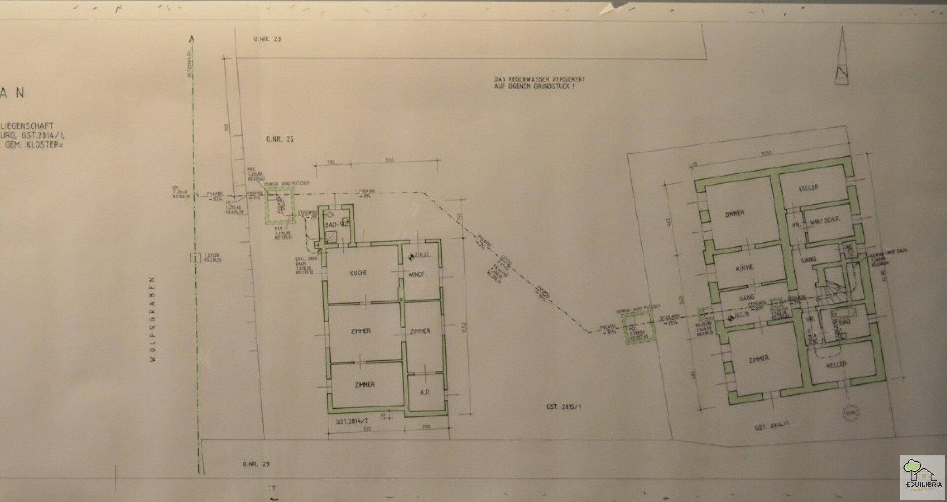Architektonischer Plan mit Grundrissen für mehrere Etagen und Kellerräumen.