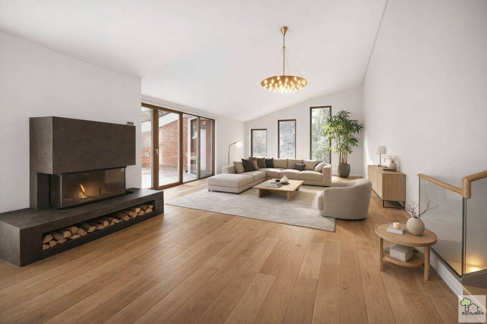 Helles, modernes Wohnzimmer mit Kamin, Holzboden und großen Fenstern mit Blick ins Grüne.