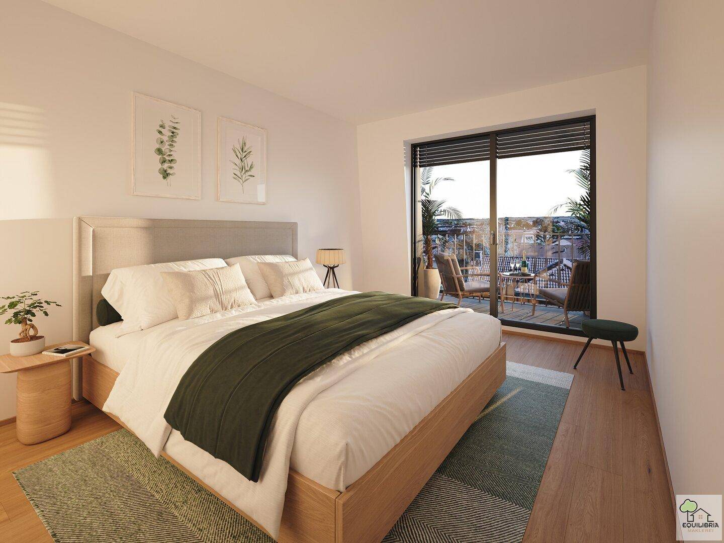 Helles Schlafzimmer mit Holzboden, modernem Bett und Zugang zu einem Balkon.