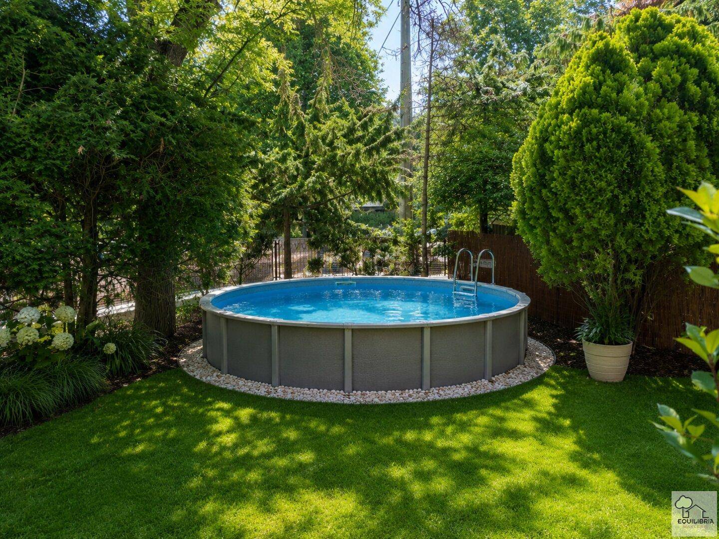 Runder Aufstellpool im grünen Garten, umgeben von Bäumen und Sträuchern.