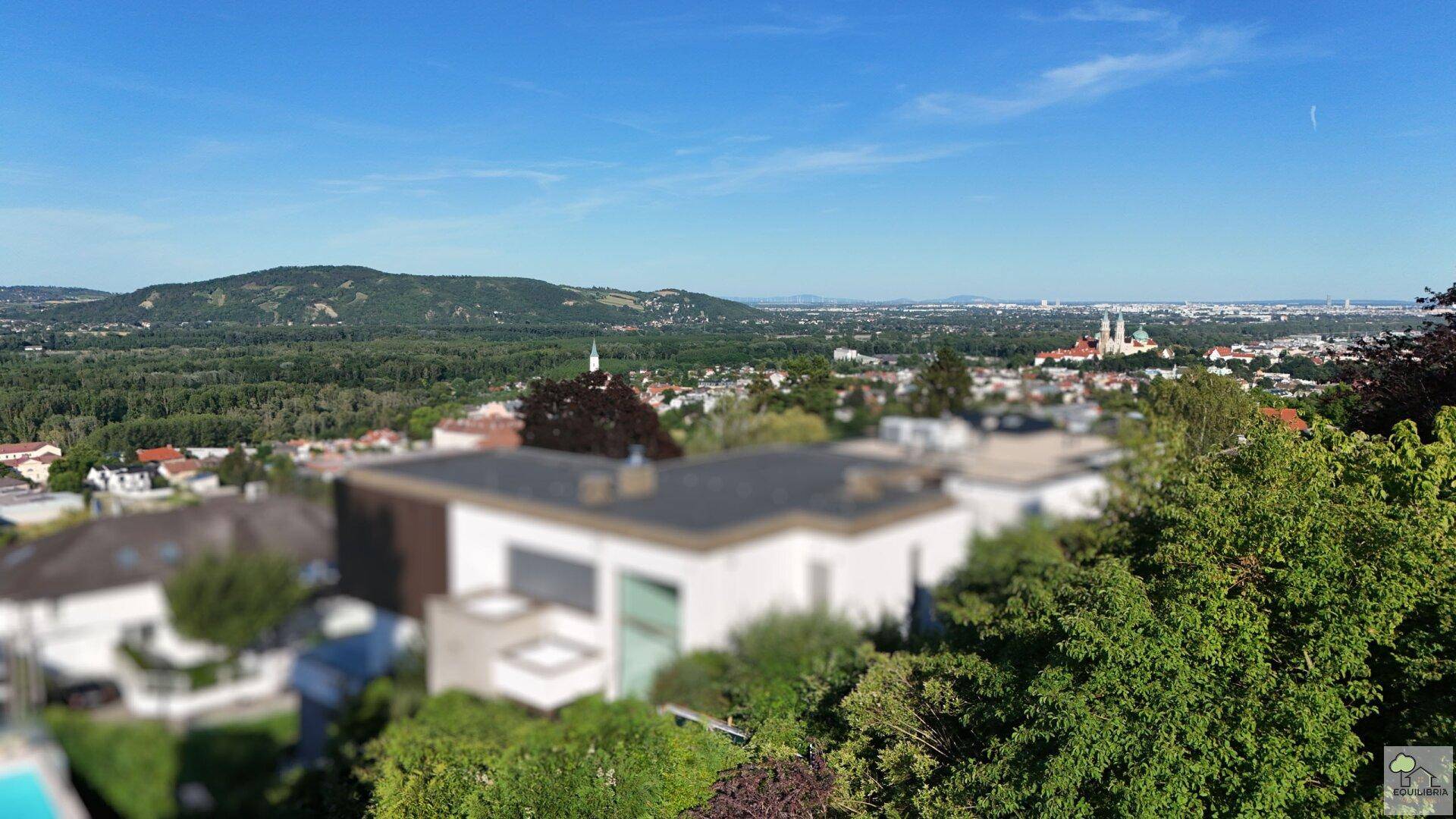 Panoramablick über die grüne Landschaft und die Stadt mit ihren historischen Gebäuden.