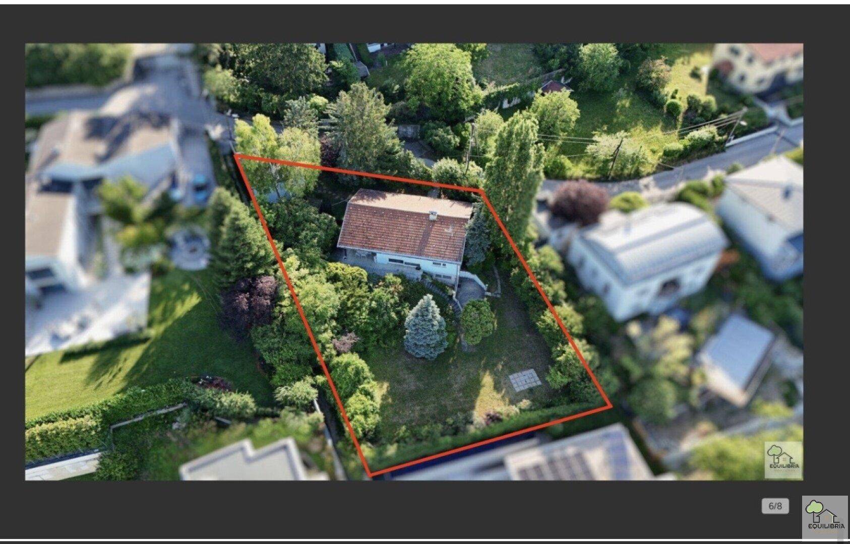 Übersicht aus der Vogelperspektive eines Wohnhauses mit Garten und Baumbestand, deutlich abgegrenzt.